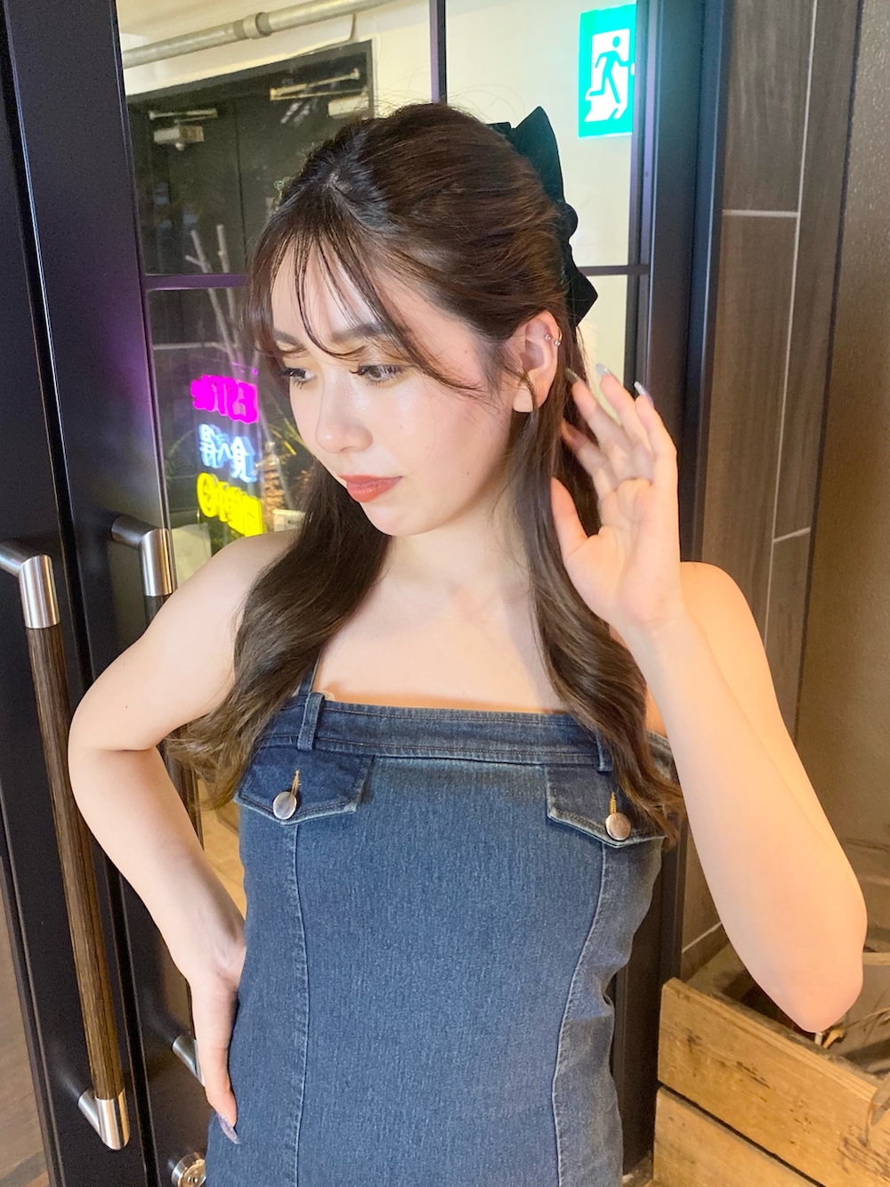 ブルー系のワンピース、ホワイト系のブルゾン、ホワイト系のサンダルを着用したレディースの夏コーディネートの3枚目の写真