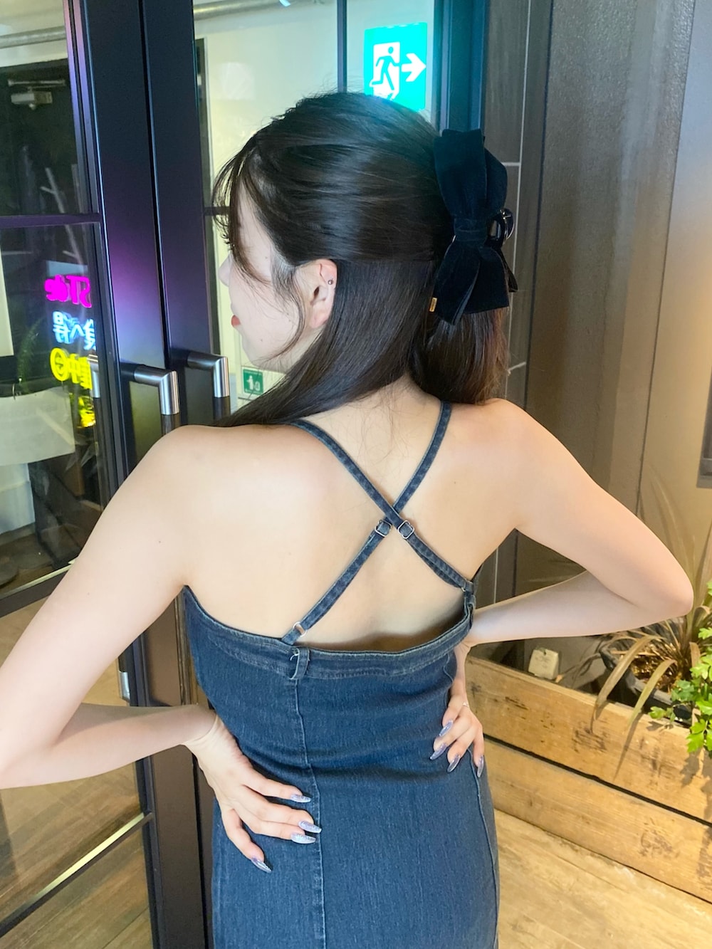 ブルー系のワンピース、ホワイト系のブルゾン、ホワイト系のサンダルを着用したレディースの夏コーディネートの2枚目の写真