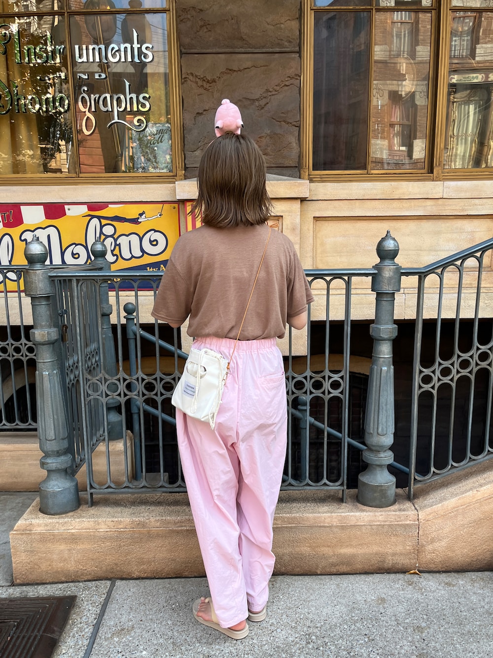 「休日コーデ、ディズニーコーデ、低身長、夏ファッション、シアー、ナイロンパンツ、ゆるコーデ、夏コーデ、forksy、moment、SENTOKYO」｜「forksy.のアイテム（カーゴパンツ、ピンク系）」を使った、matsuringooさん（レディース・155cm）の夏コーディネートの3枚目の写真