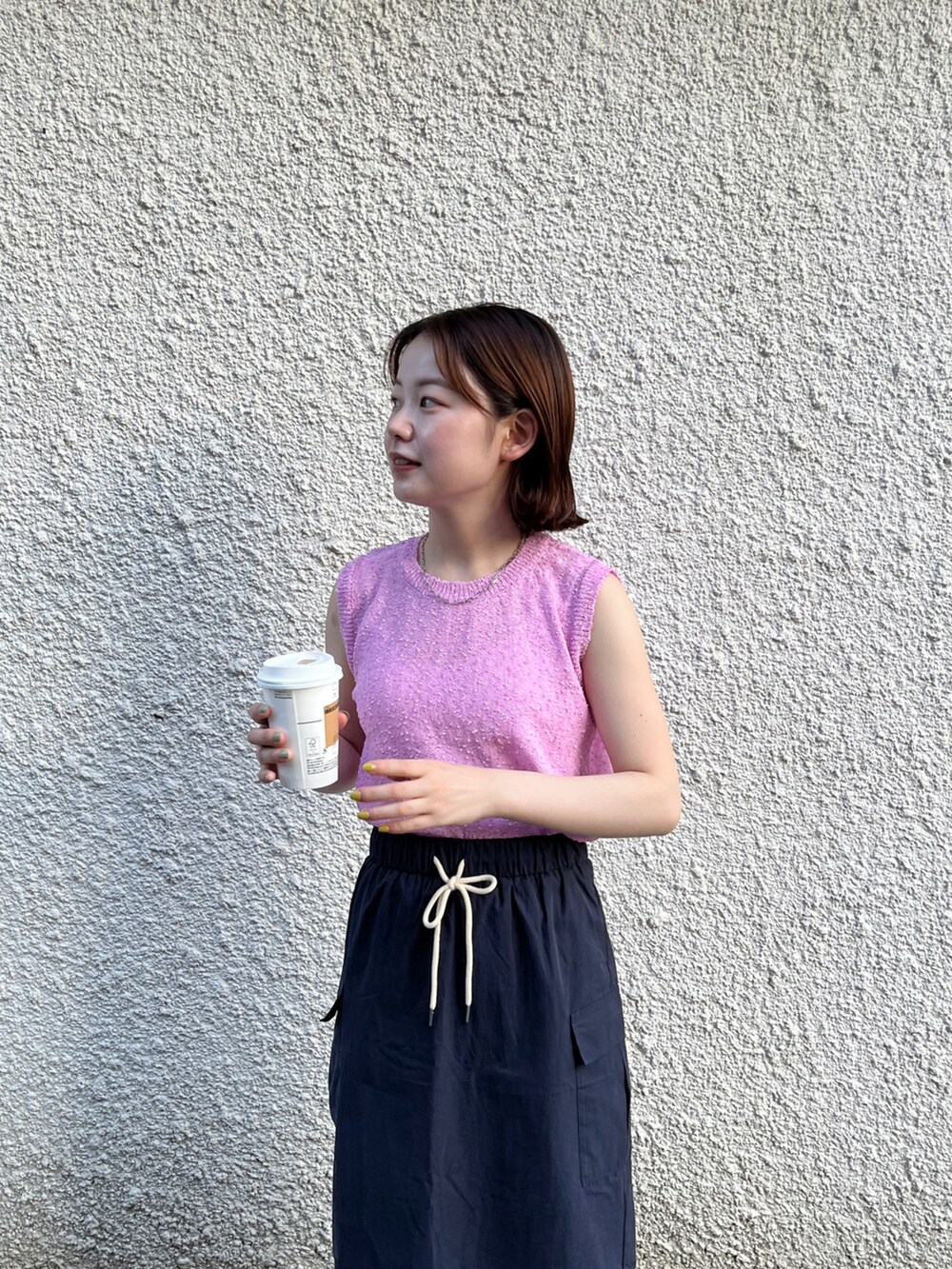 ピンク系のTシャツ/カットソー、ブルー系のスカートを着用したレディースの夏コーディネートの3枚目の写真