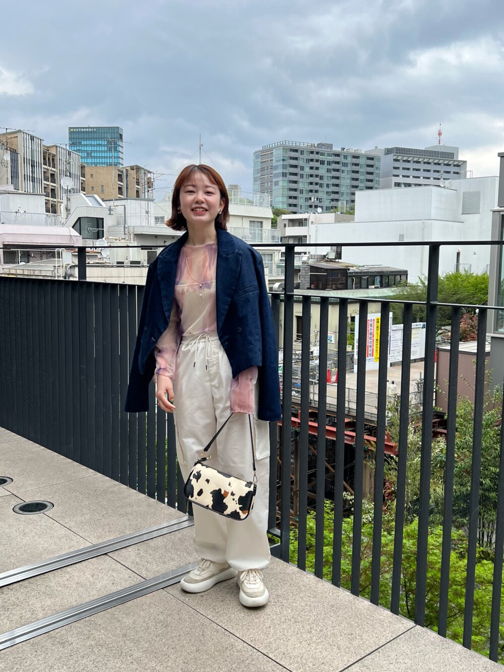 「いまどきジャケット写真、春コーデ、カジュアル、パステル映える春、低身長コーデ、メンズライク、カーゴパンツ、GUコーデ」｜「nemne storeの【低身長用サイズあり】総柄アソートシアープルオーバー（Tシャツ/カットソー、ピンク系）」を使った、matsuringooさん（レディース・155cm）の春コーディネートの2枚目の写真