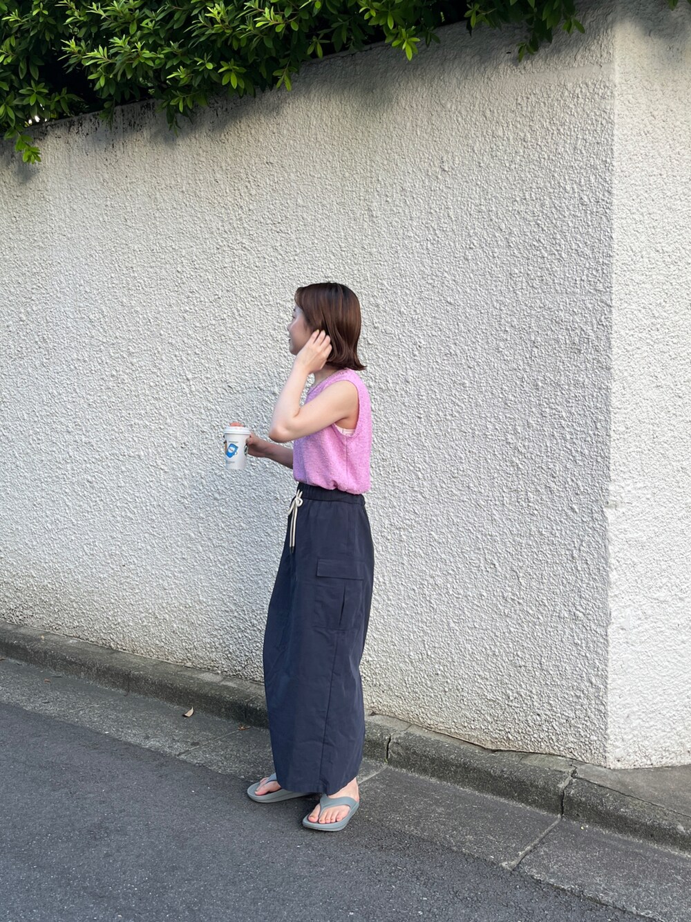 ピンク系のTシャツ/カットソー、ブルー系のスカートを着用したレディースの夏コーディネートの2枚目の写真