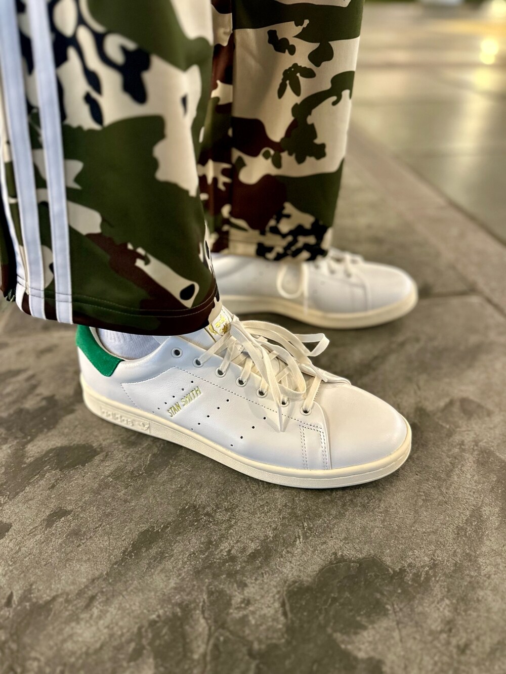 「スニーカー、パーカー、adidas、ジャージ、アディダス、カモ柄、トラックパンツ、スタンスミス、adidas originals、アディダスオリジナルス」｜「adidasのVRCT パーカー / アディダスオリジナルス adidas Originals（パーカー、グレー系）」を使った、MKさん（メンズ・189cm）の春コーディネートの2枚目の写真