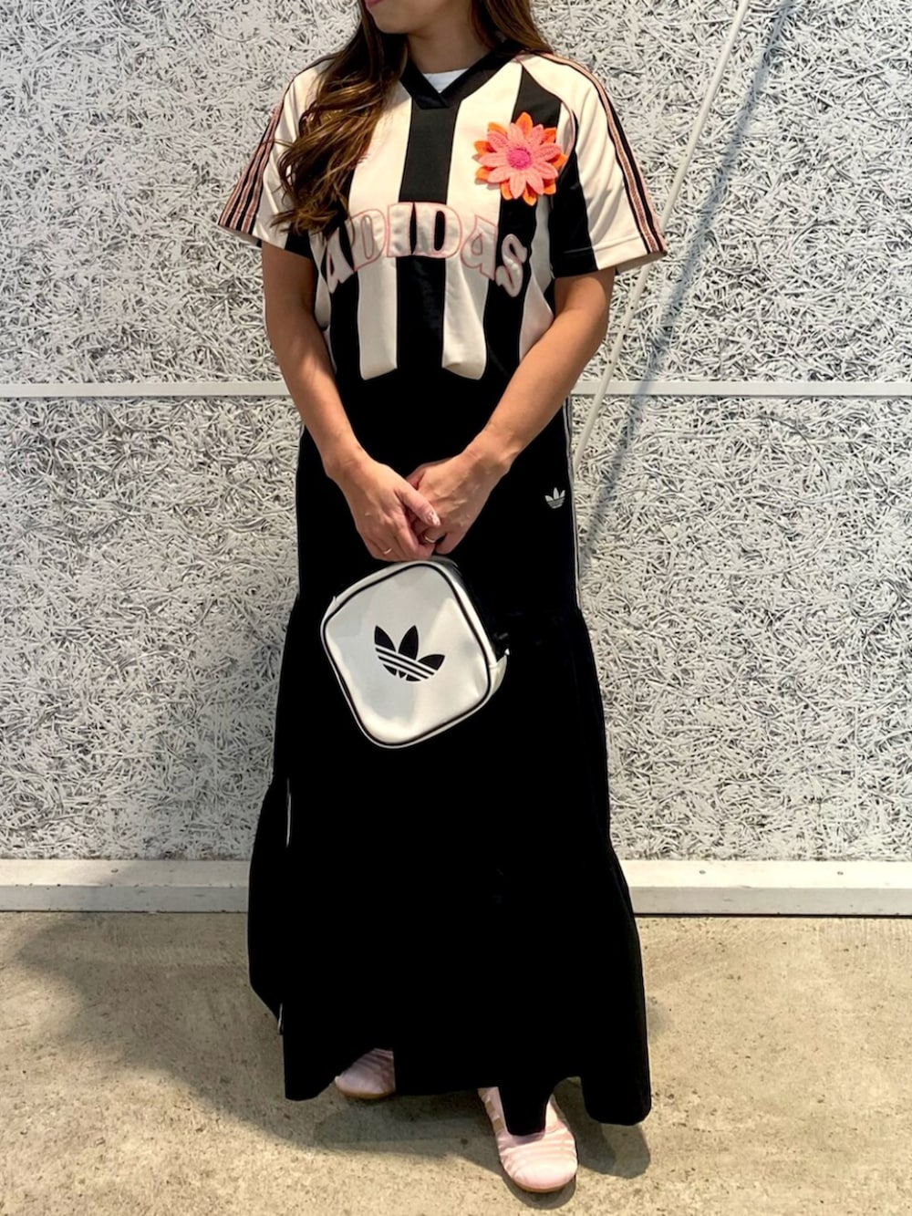 ホワイト系のTシャツ/カットソー、ブラック系のスカート、ホワイト系のショルダーバッグを着用したレディースの春コーディネートの2枚目の写真