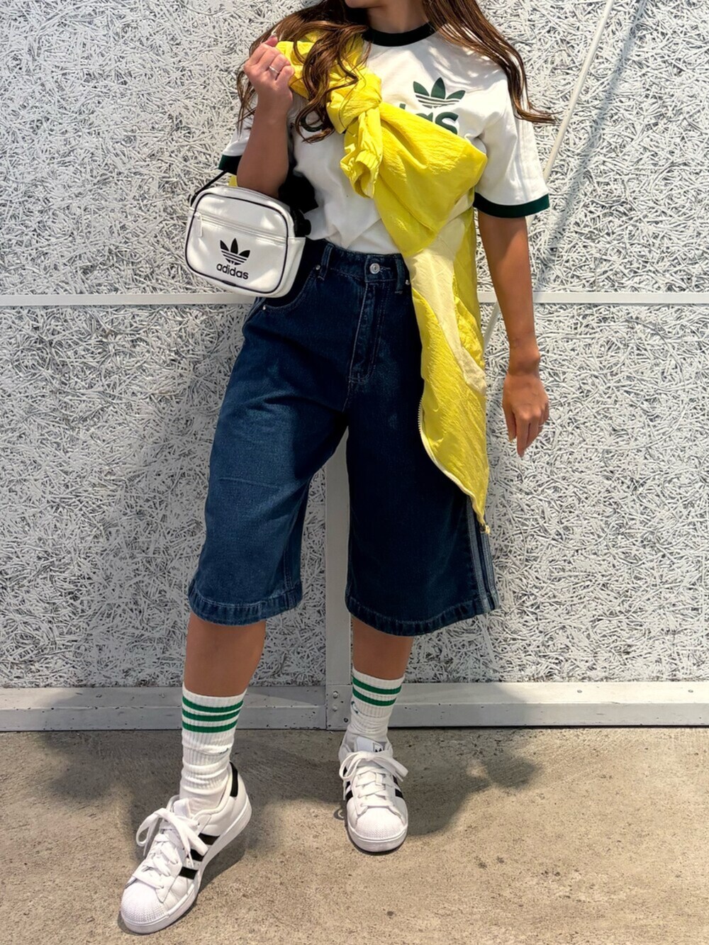 イエロー系のトップス、ブルー系のその他パンツ、ホワイト系のTシャツ/カットソーを着用したレディースの春コーディネートの2枚目の写真