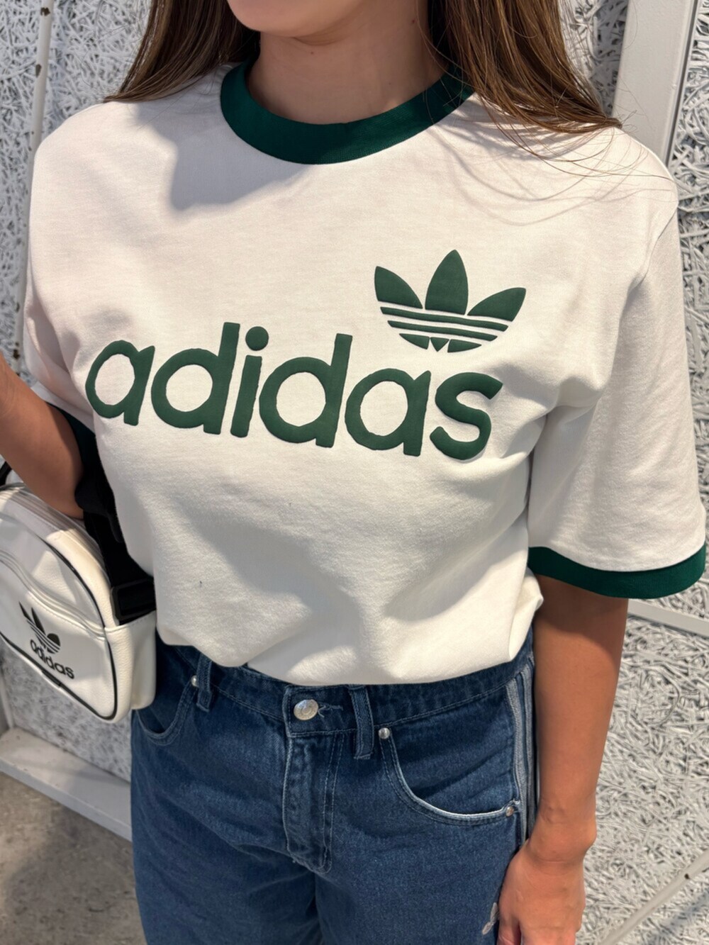 イエロー系のトップス、ブルー系のその他パンツ、ホワイト系のTシャツ/カットソーを着用したレディースの春コーディネートの4枚目の写真