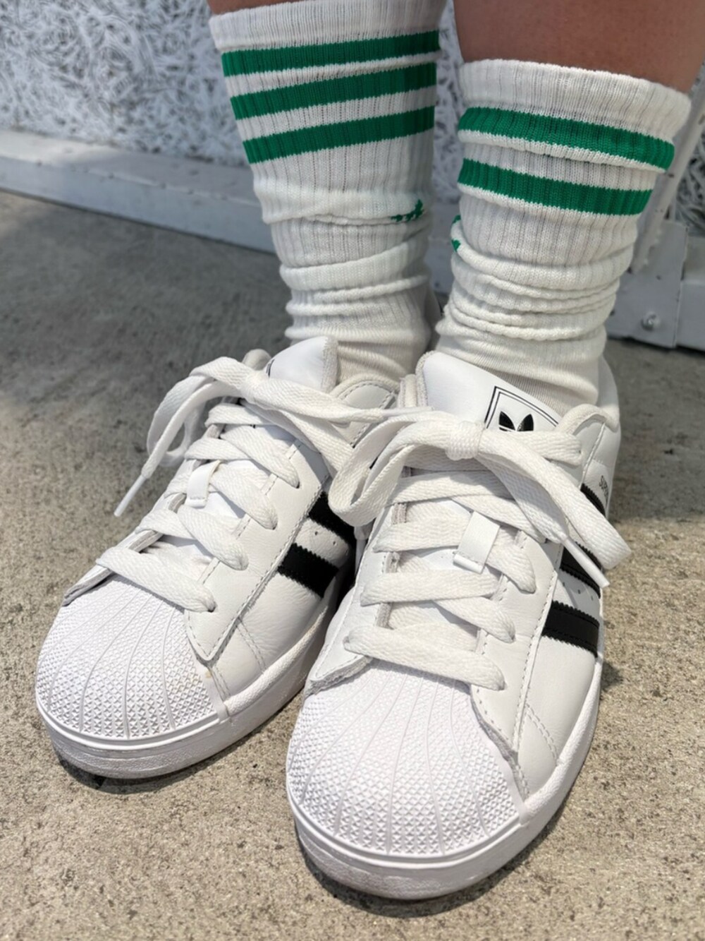 イエロー系のトップス、ブルー系のその他パンツ、ホワイト系のTシャツ/カットソーを着用したレディースの春コーディネートの6枚目の写真