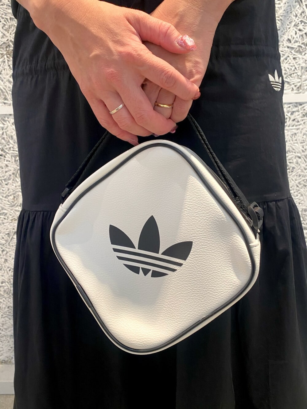 ホワイト系のTシャツ/カットソー、ブラック系のスカート、ホワイト系のショルダーバッグを着用したレディースの春コーディネートの5枚目の写真