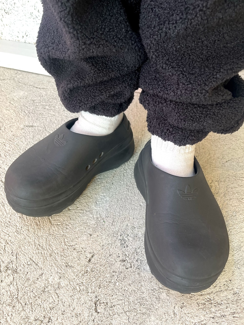 ブラック系のナイロンジャケット、ブラック系のその他パンツ、ブラック系のサンダルを着用したレディースの秋コーディネートの4枚目の写真