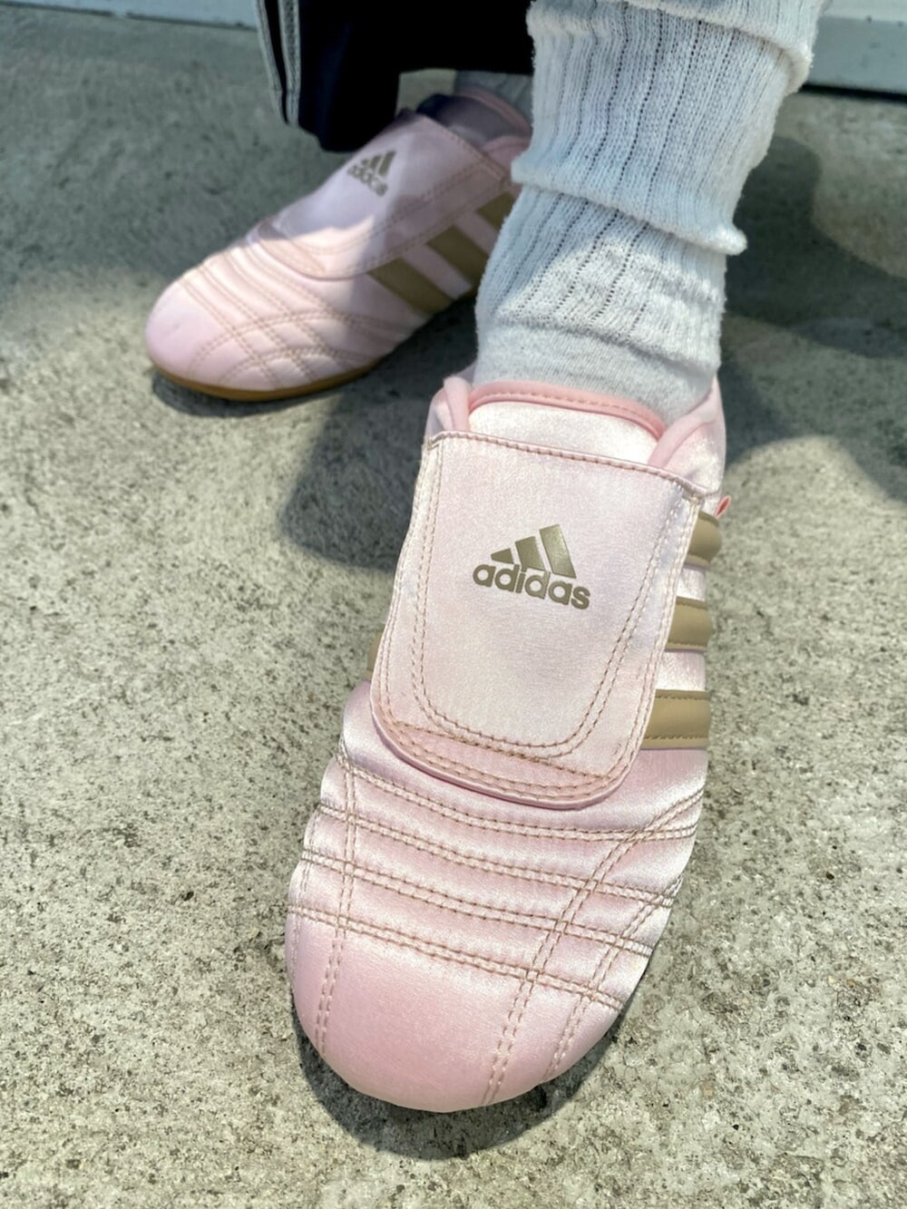 ホワイト系のTシャツ/カットソー、ブラック系のスカート、ホワイト系のショルダーバッグを着用したレディースの春コーディネートの6枚目の写真