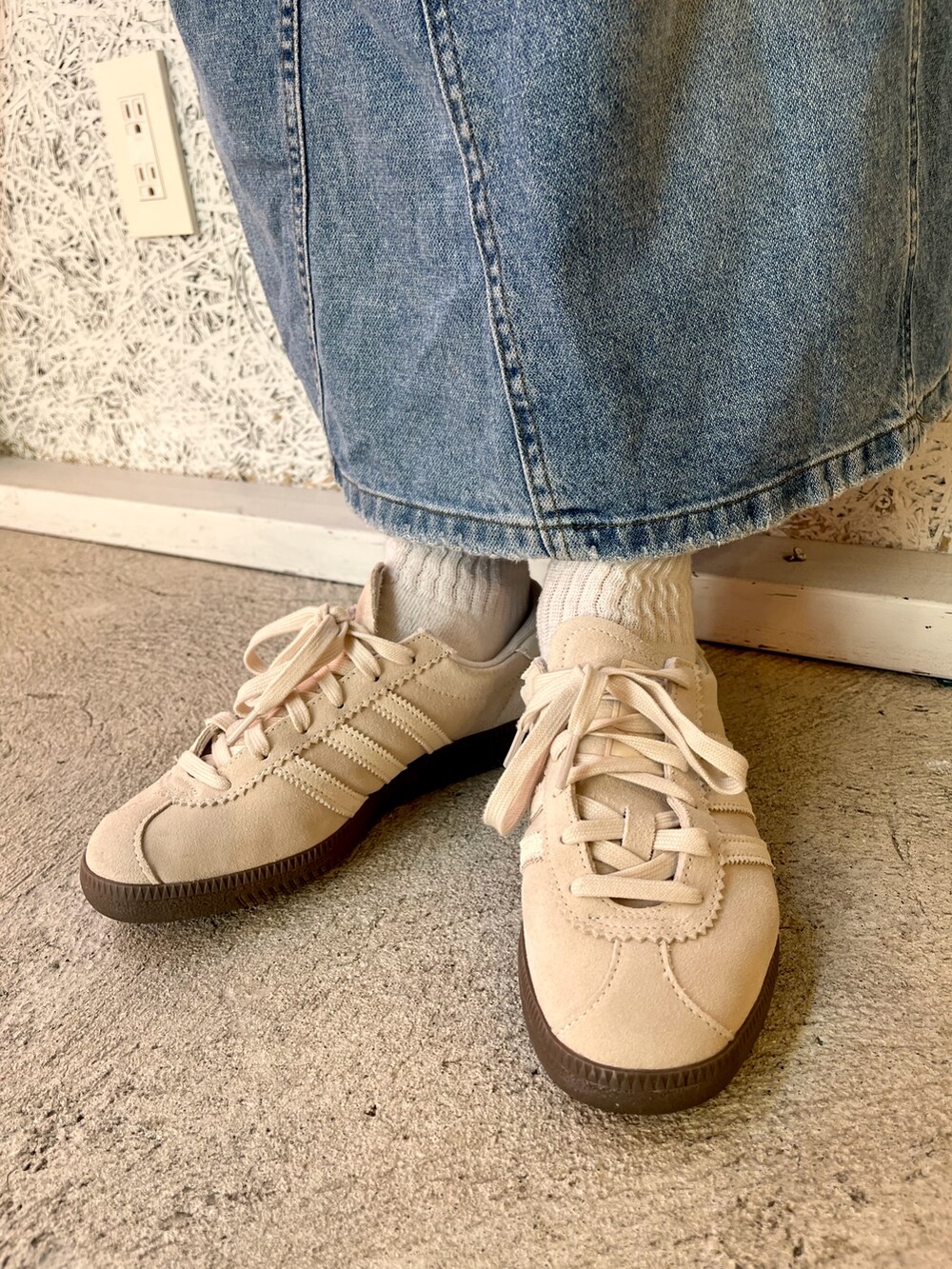 ブルー系のブルゾン、ホワイト系のシューズ、ホワイト系のニットキャップ/ビーニーを着用したレディースの秋コーディネートの5枚目の写真