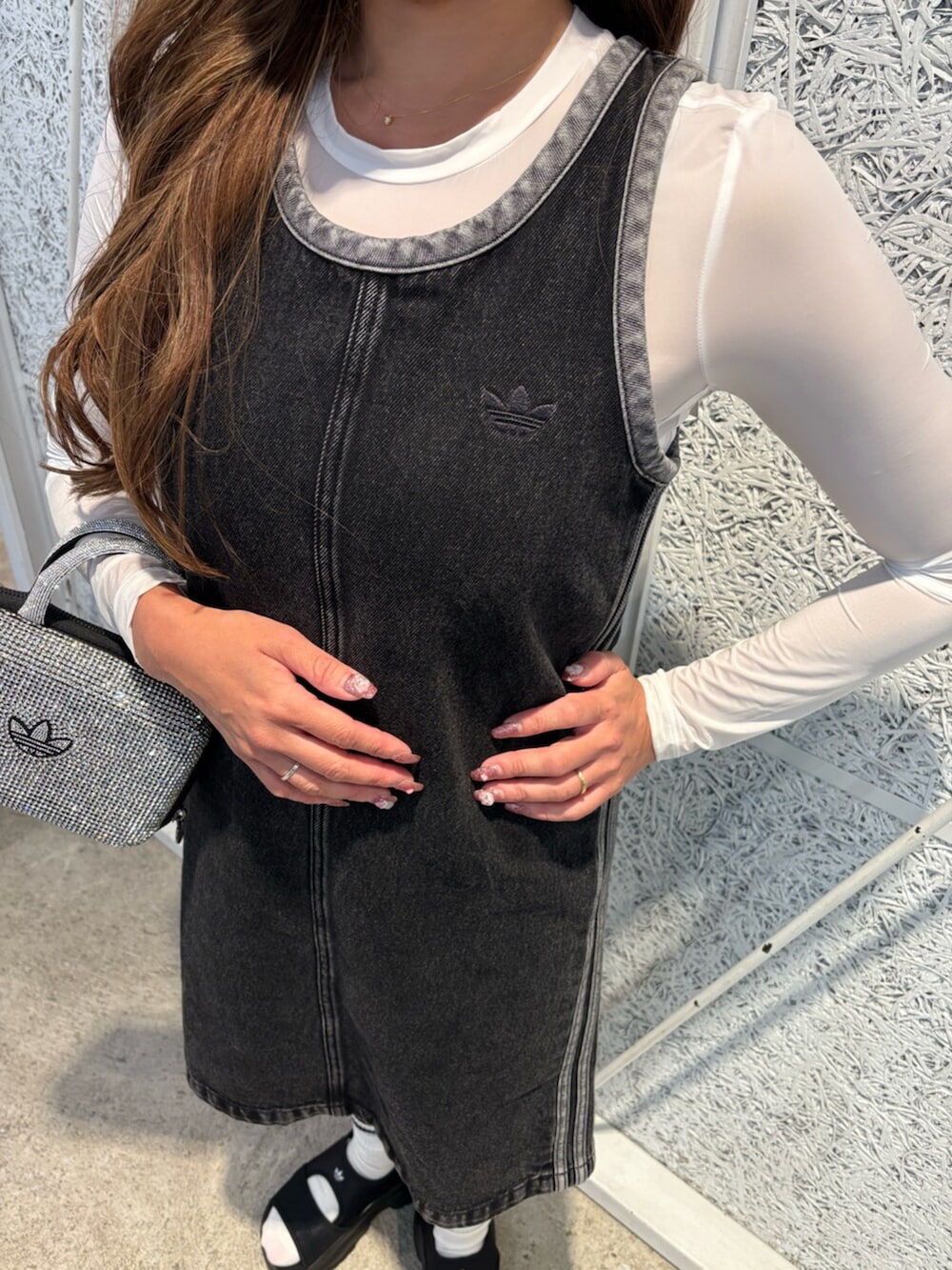 ホワイト系のTシャツ/カットソー、ブラック系のワンピース、ブラック系のハンドバッグを着用したレディースの春コーディネートの2枚目の写真