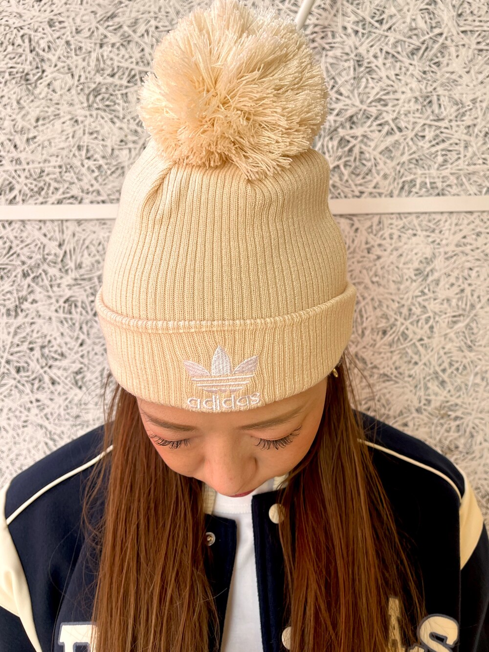 ブルー系のブルゾン、ホワイト系のシューズ、ホワイト系のニットキャップ/ビーニーを着用したレディースの秋コーディネートの4枚目の写真