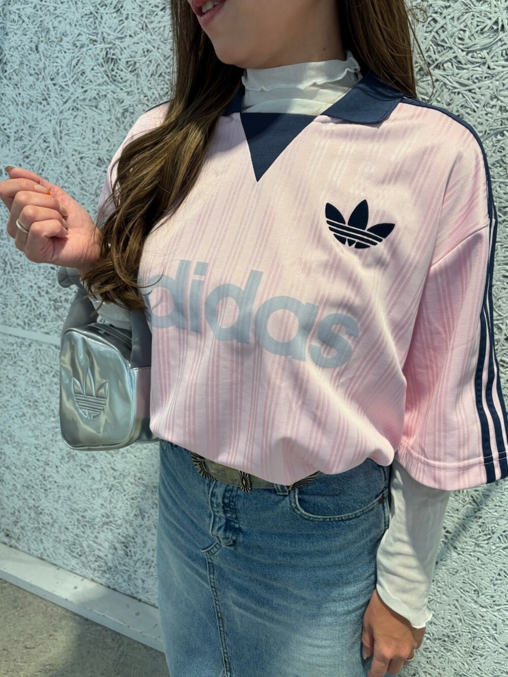 ホワイト系のスニーカー、ピンク系のTシャツ/カットソー、シルバー系のハンドバッグを着用したレディースの春コーディネートの2枚目の写真