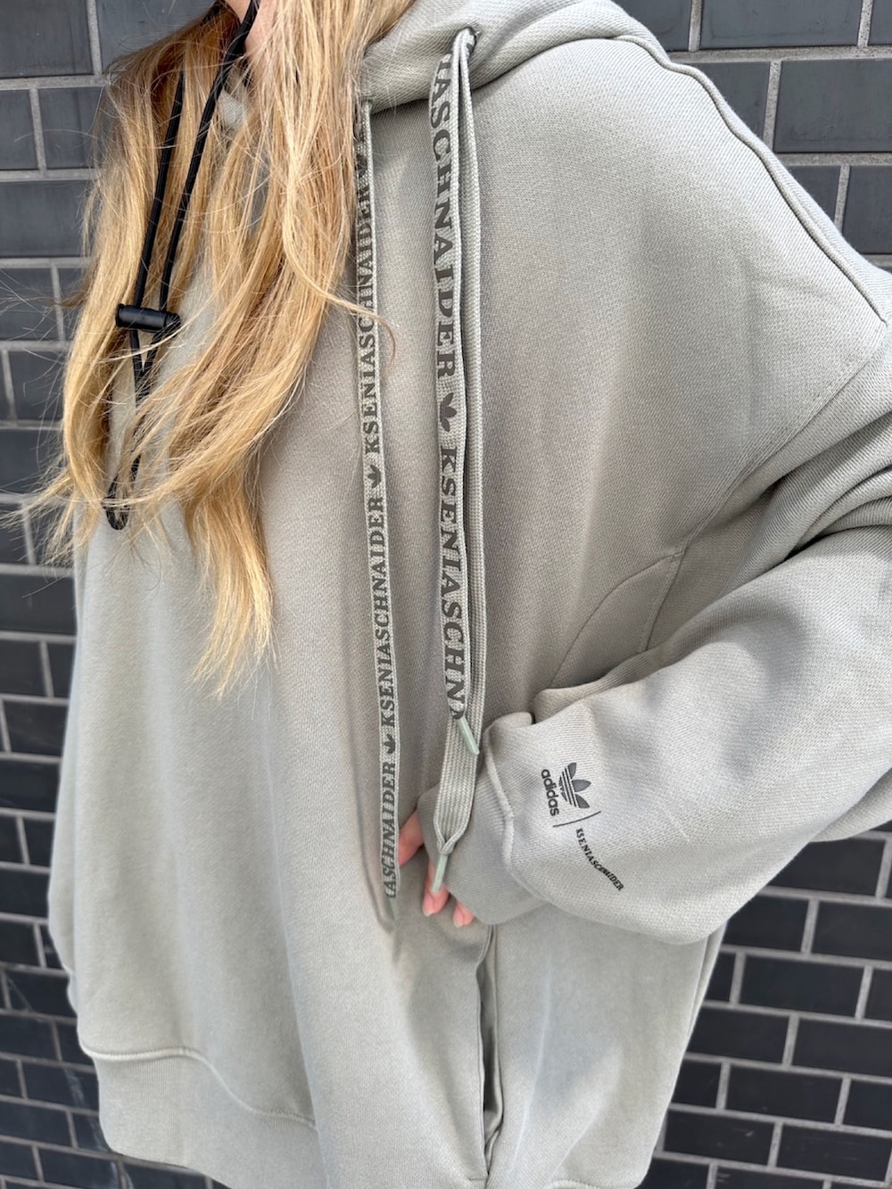 「パーカー、adidas、アディダス、お出かけコーデ、adidas originals、バケットハット、アディダスオリジナルス、フォーラム、KseniaSchnaider、クセニア・シュナイダー」｜「adidasのadidas Originals × KSENIASCHNAIDER バケットハット（ハット、ブラック系）」を使った、ORさん（レディース・156cm）の夏コーディネートの3枚目の写真