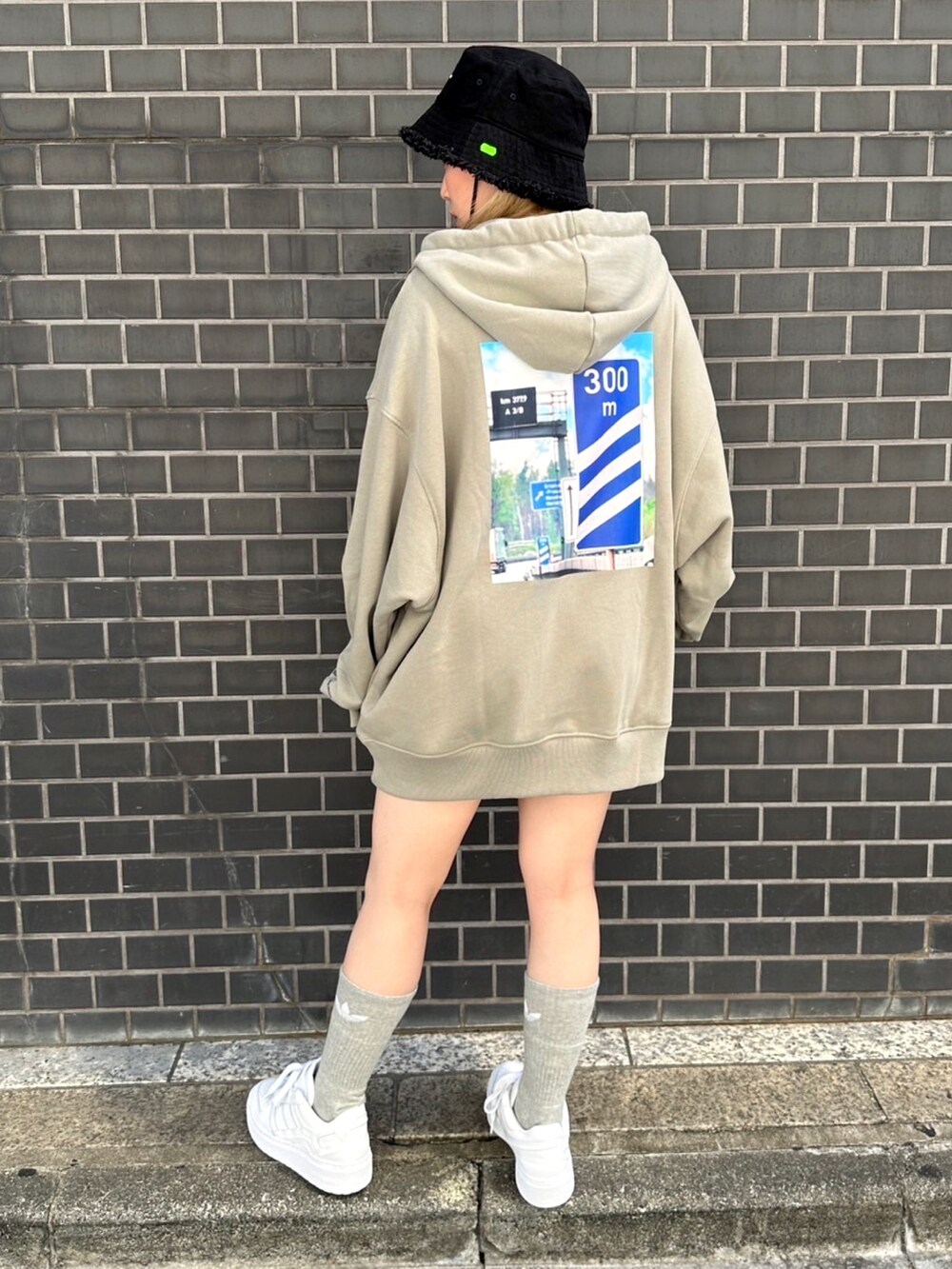 「パーカー、adidas、アディダス、お出かけコーデ、adidas originals、バケットハット、アディダスオリジナルス、フォーラム、KseniaSchnaider、クセニア・シュナイダー」｜「adidasのadidas Originals × KSENIASCHNAIDER バケットハット（ハット、ブラック系）」を使った、ORさん（レディース・156cm）の夏コーディネートの2枚目の写真