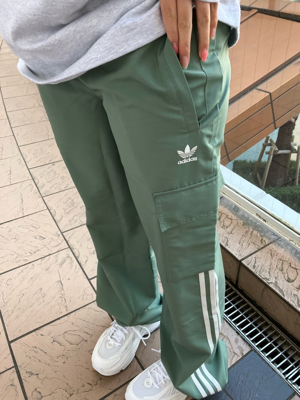 「スニーカー、adidas、カーゴパンツ、アディダス、ポロシャツ、adidas originals、厚底スニーカー、長袖Tシャツ、オズガイア」｜「adidasのVRCT 長袖ポロシャツ / アディダスオリジナルス adidas Originals（ポロシャツ、グレー系）」を使った、SAさん（レディース・159cm）の春コーディネートの3枚目の写真