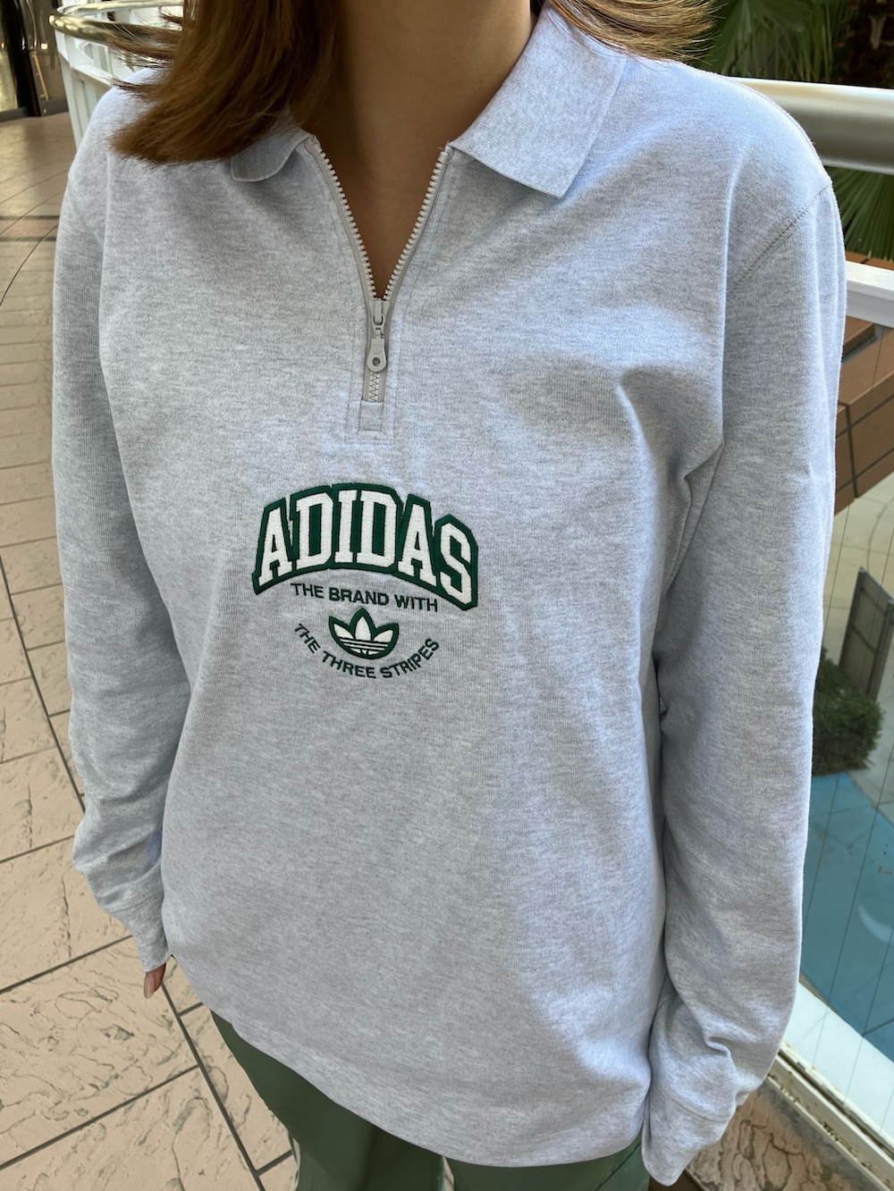 「スニーカー、adidas、カーゴパンツ、アディダス、ポロシャツ、adidas originals、厚底スニーカー、長袖Tシャツ、オズガイア」｜「adidasのVRCT 長袖ポロシャツ / アディダスオリジナルス adidas Originals（ポロシャツ、グレー系）」を使った、SAさん（レディース・159cm）の春コーディネートの2枚目の写真
