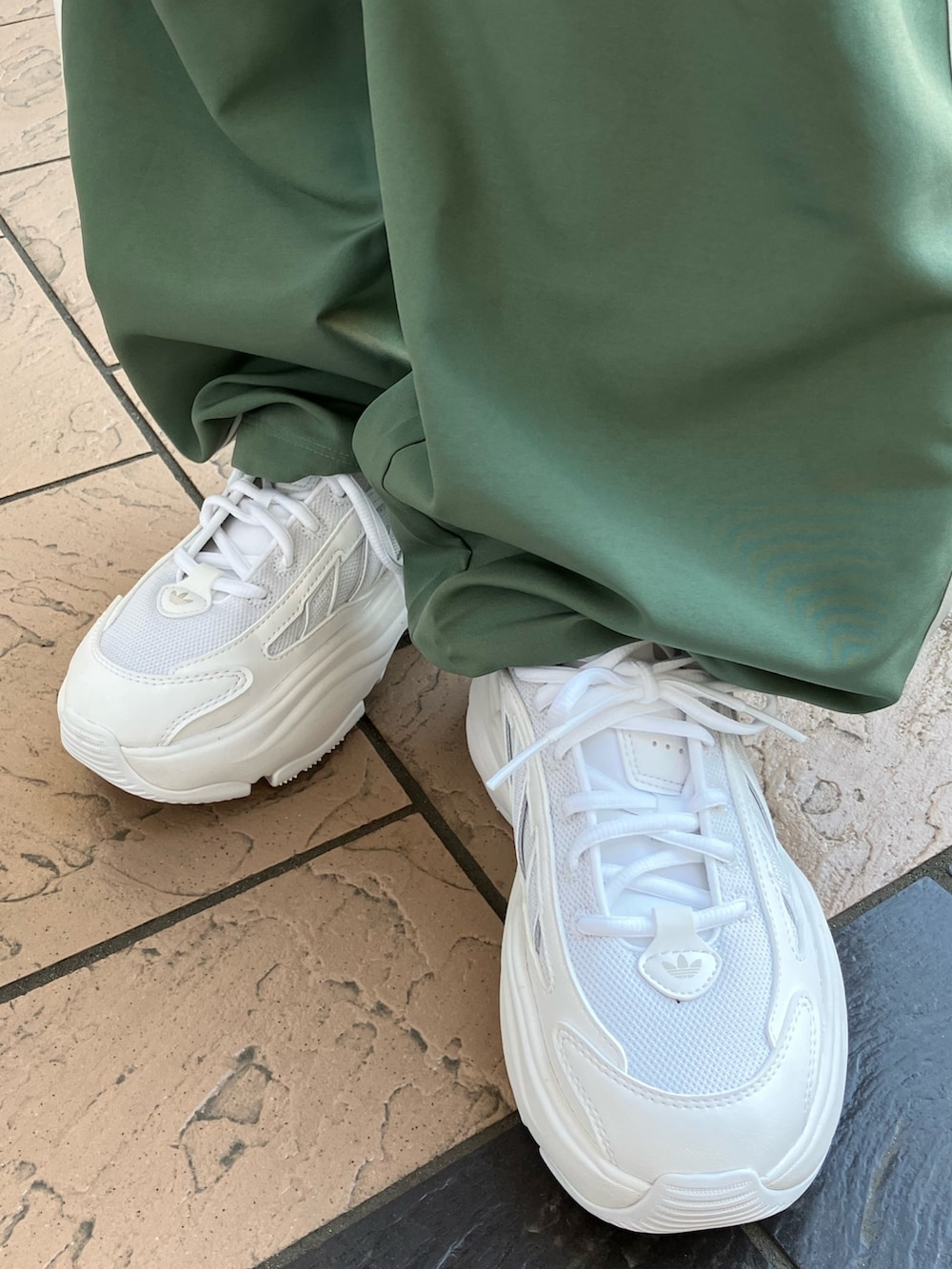 「スニーカー、adidas、カーゴパンツ、アディダス、ポロシャツ、adidas originals、厚底スニーカー、長袖Tシャツ、オズガイア」｜「adidasのVRCT 長袖ポロシャツ / アディダスオリジナルス adidas Originals（ポロシャツ、グレー系）」を使った、SAさん（レディース・159cm）の春コーディネートの4枚目の写真