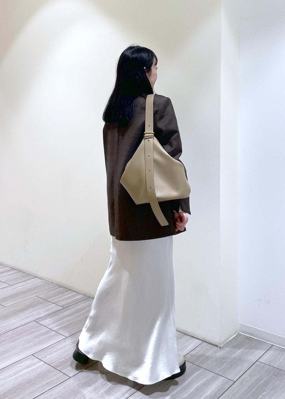 ベージュ系のサンダル、ブラウン系のシャツ/ブラウス、ベージュ系のショルダーバッグを着用したレディースの冬コーディネートの3枚目の写真