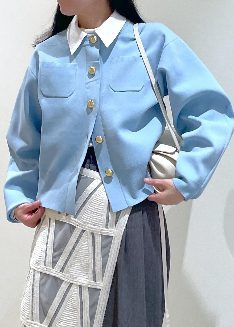 ゴールド系のブーツ、ホワイト系のショルダーバッグ、ホワイト系のスカートを着用したレディースの冬コーディネートの5枚目の写真