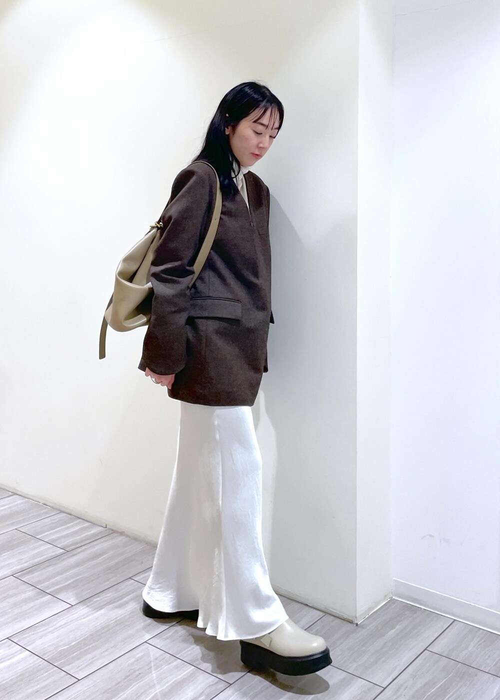 ベージュ系のサンダル、ブラウン系のシャツ/ブラウス、ベージュ系のショルダーバッグを着用したレディースの冬コーディネートの2枚目の写真