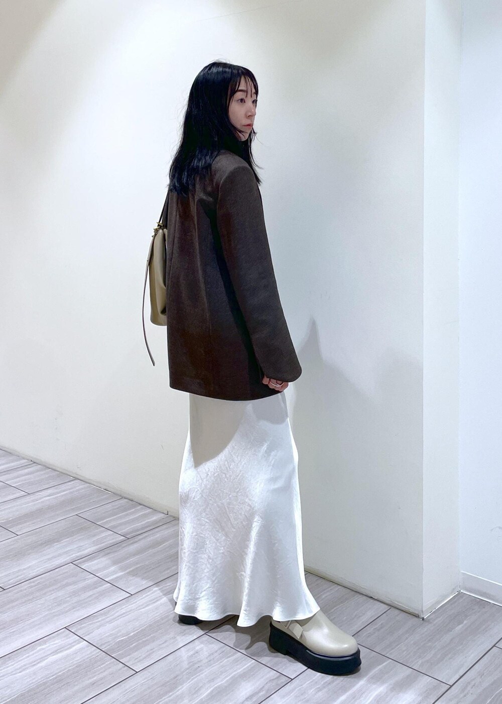 ベージュ系のサンダル、ブラウン系のシャツ/ブラウス、ベージュ系のショルダーバッグを着用したレディースの冬コーディネートの4枚目の写真