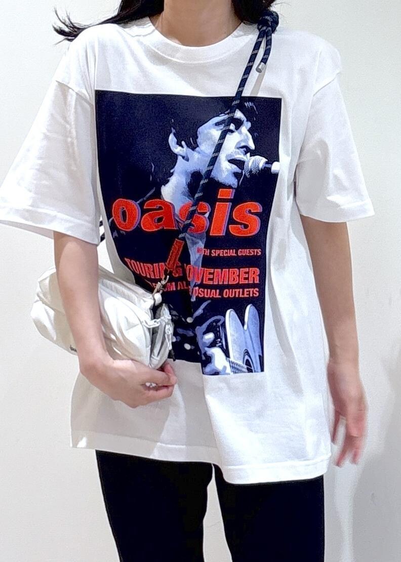 ブラック系のその他パンツ、グレー系のTシャツ/カットソー、ブラック系のスニーカーを着用したレディースの夏コーディネートの5枚目の写真