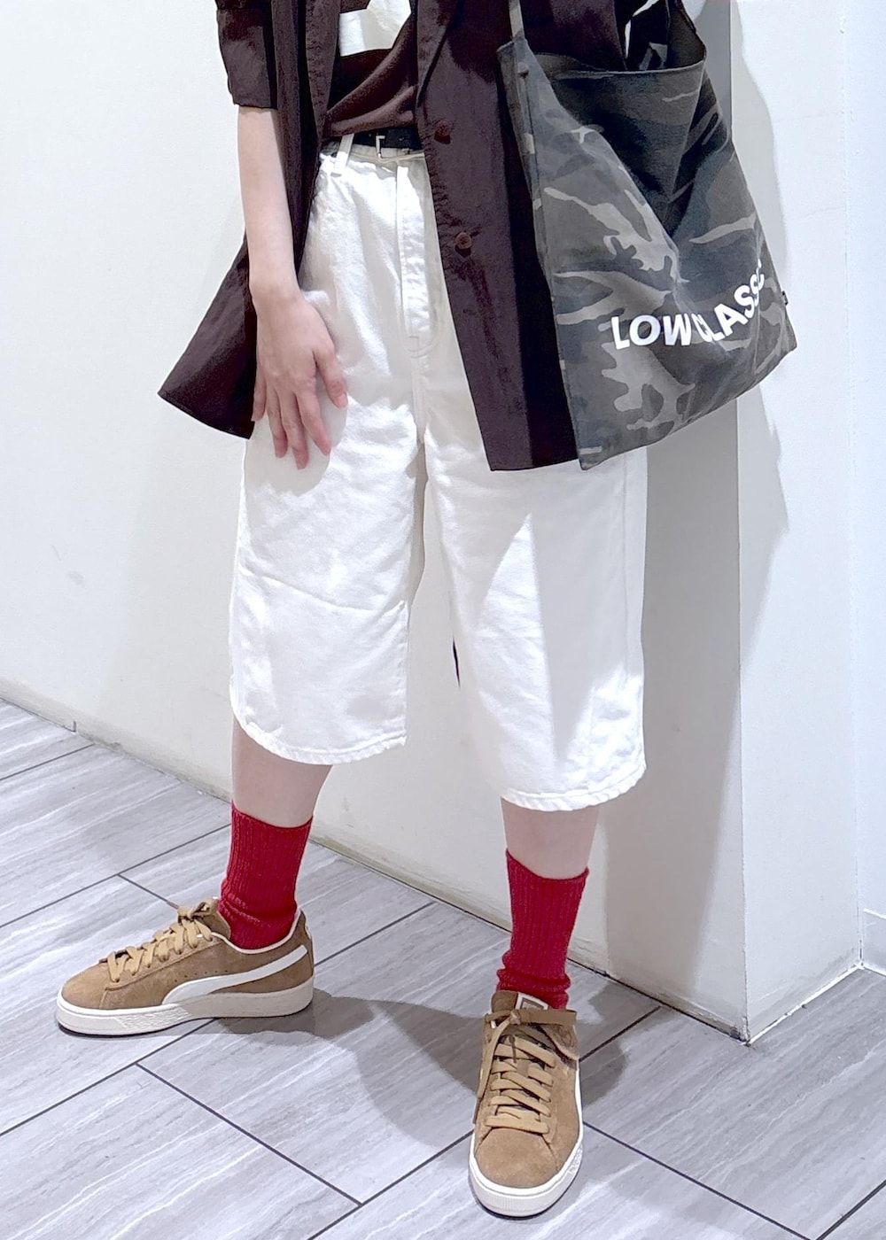 ホワイト系のデニムパンツ、ブラウン系のテーラードジャケット、ブラウン系のTシャツ/カットソーを着用したレディースの春コーディネートの4枚目の写真