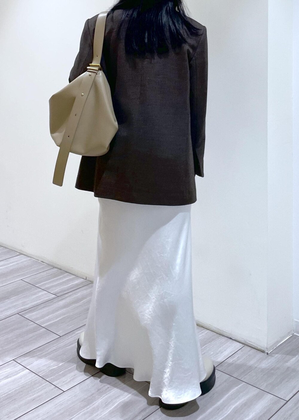 ベージュ系のサンダル、ブラウン系のシャツ/ブラウス、ベージュ系のショルダーバッグを着用したレディースの冬コーディネートの6枚目の写真