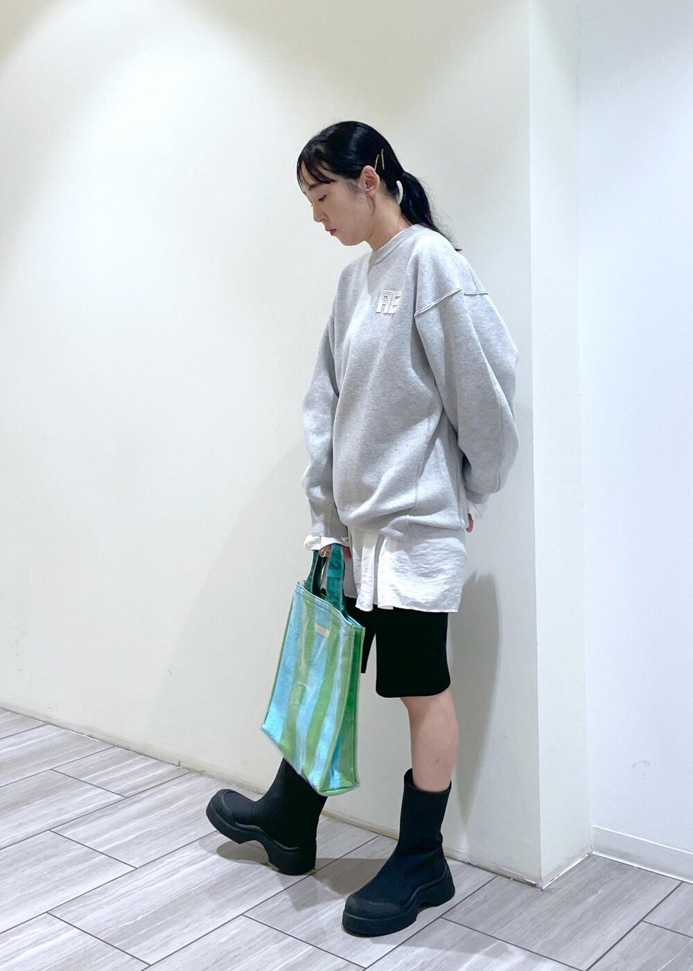 ブラック系のブーツ、ブラック系のその他パンツ、ホワイト系のシャツ/ブラウスを着用したレディースの秋コーディネートの3枚目の写真