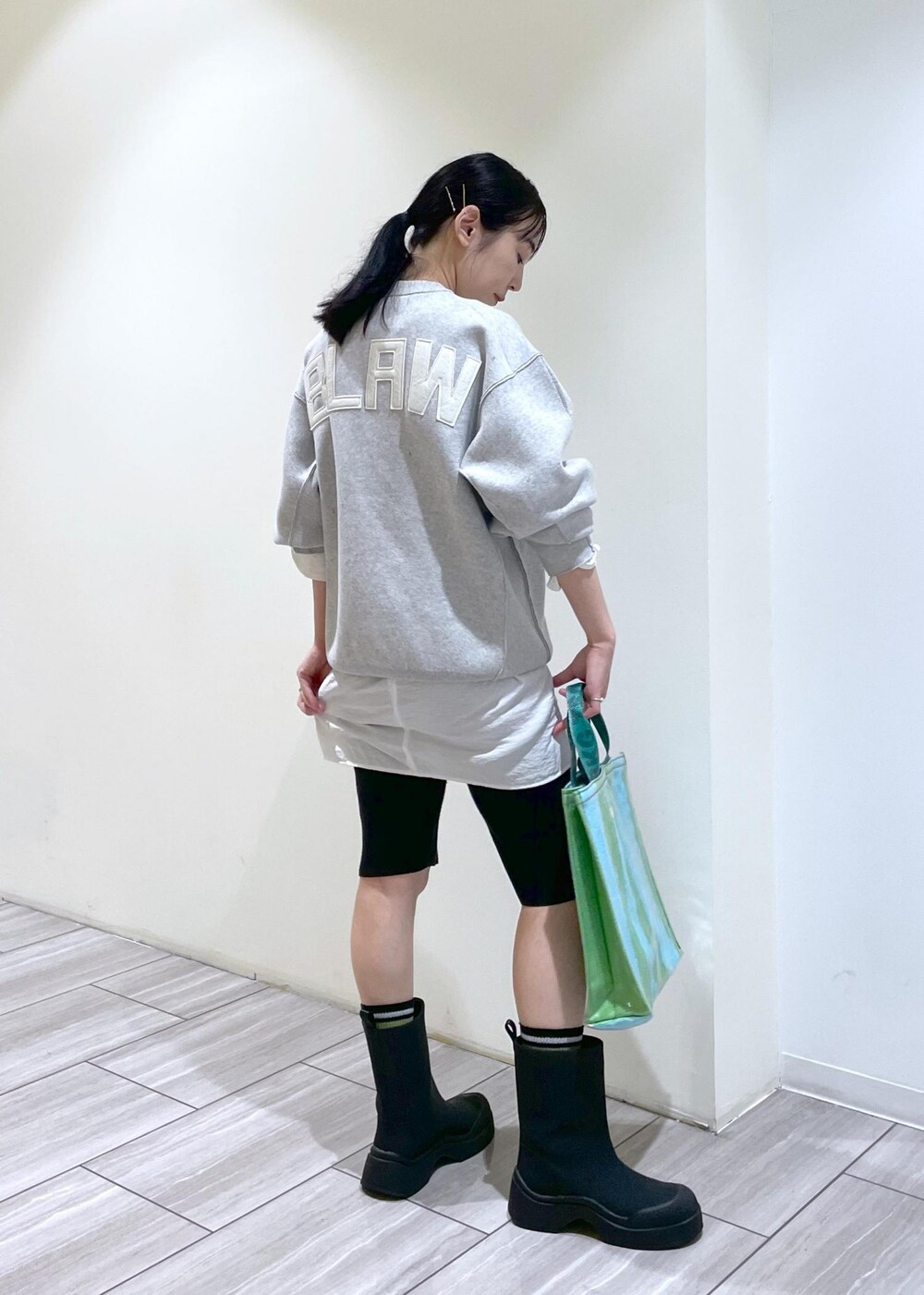 ブラック系のブーツ、ブラック系のその他パンツ、ホワイト系のシャツ/ブラウスを着用したレディースの秋コーディネートの5枚目の写真