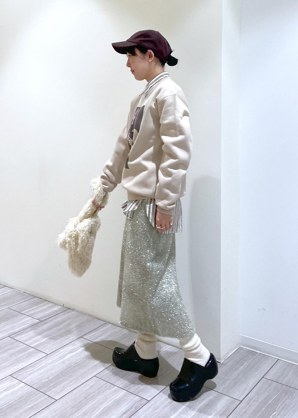 ブラック系のその他シューズ、ホワイト系のハンドバッグ、ホワイト系のソックス/靴下を着用したレディースの冬コーディネートの4枚目の写真