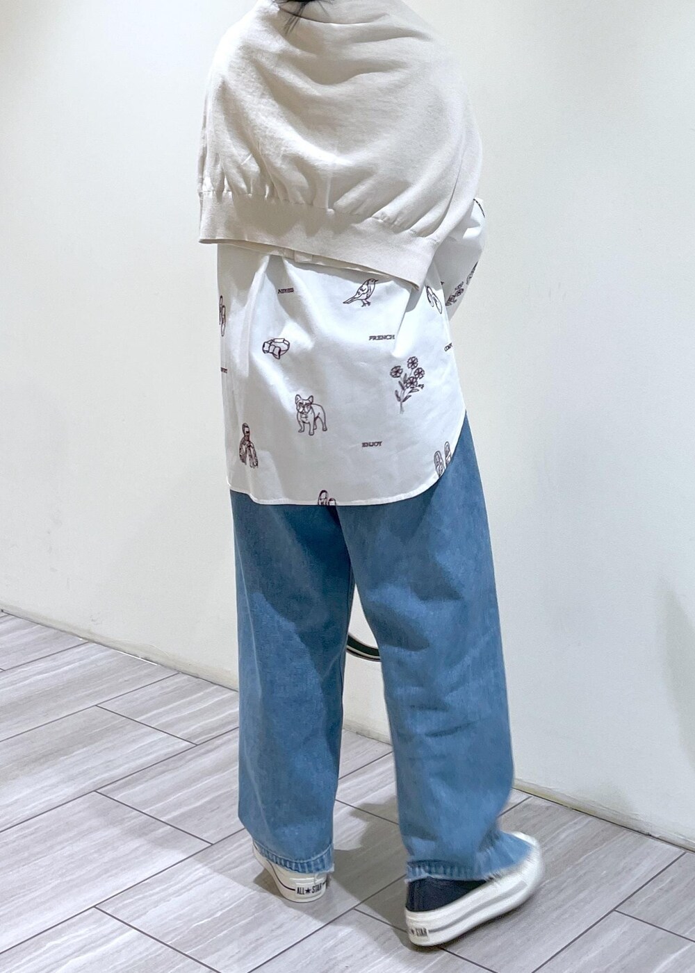 ブルー系のデニムパンツ、ホワイト系のボストンバッグ、ベージュ系のカーディガン/ボレロを着用したレディースの冬コーディネートの5枚目の写真