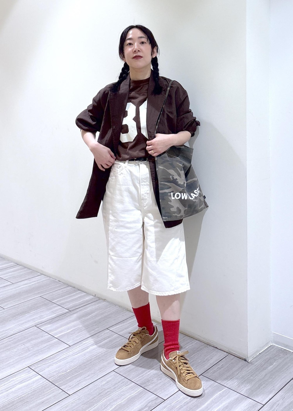 ホワイト系のデニムパンツ、ブラウン系のテーラードジャケット、ブラウン系のTシャツ/カットソーを着用したレディースの春コーディネートの5枚目の写真