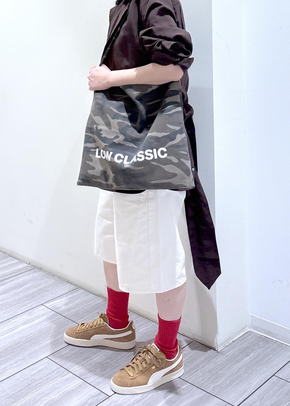ホワイト系のデニムパンツ、ブラウン系のテーラードジャケット、ブラウン系のTシャツ/カットソーを着用したレディースの春コーディネートの2枚目の写真