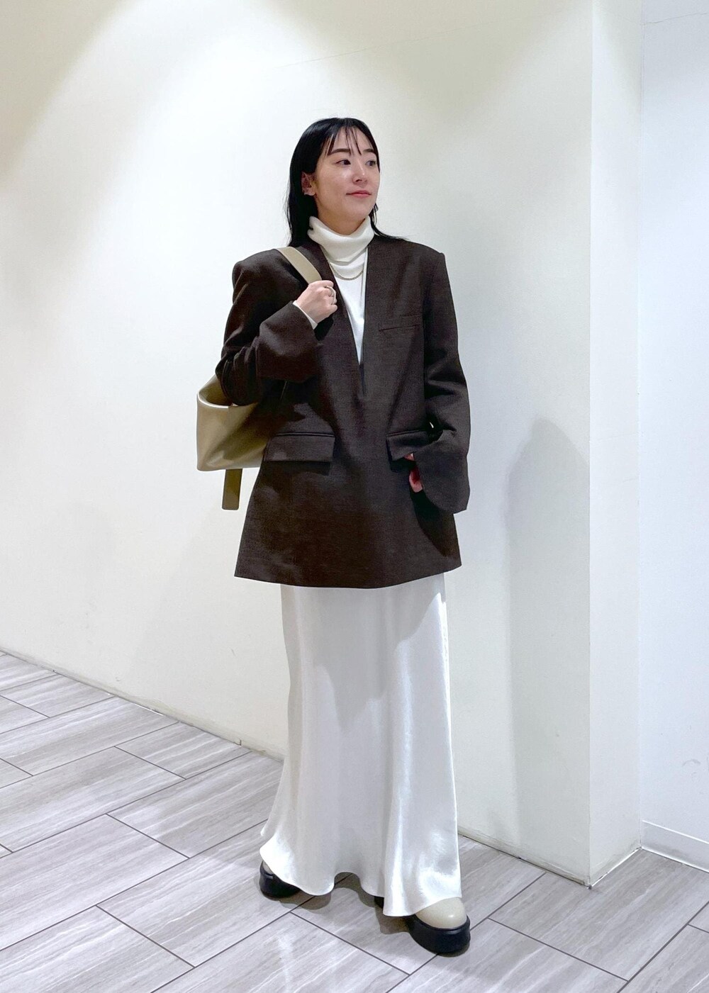 ベージュ系のサンダル、ブラウン系のシャツ/ブラウス、ベージュ系のショルダーバッグを着用したレディースの冬コーディネートの5枚目の写真