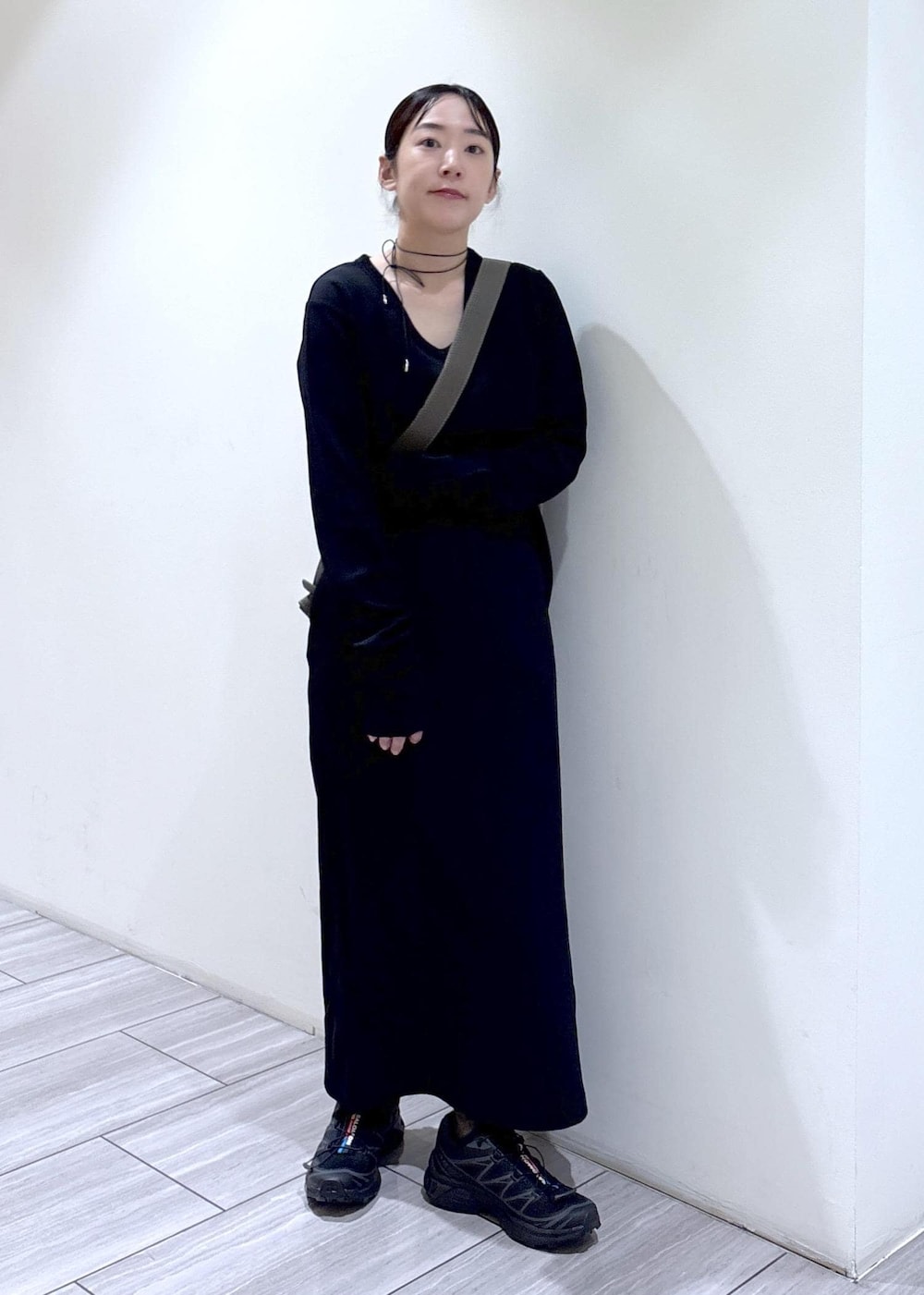 ブラック系のワンピース、ブラック系のショルダーバッグ、ブラック系のスニーカーを着用したレディースの秋コーディネートの4枚目の写真