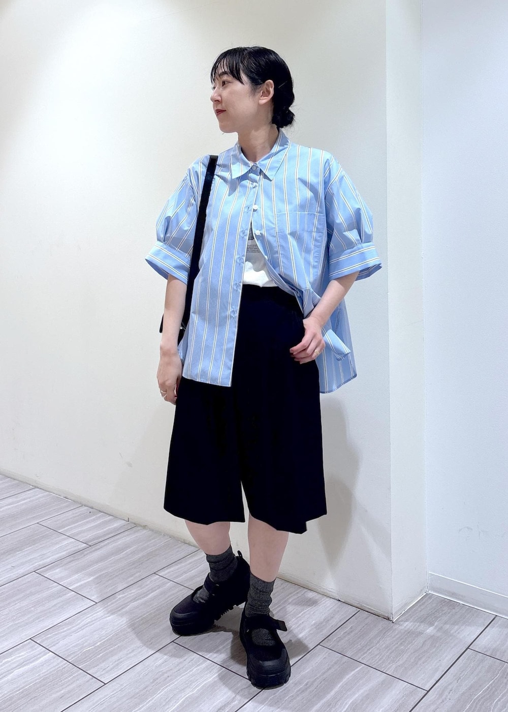 「初夏コーデ、夏コーデ、お出かけコーデ、大人カジュアル、パンツスタイル、メンズライク、ADAM ET ROPÉ、ウェーブ、イエベ秋、敏感、トップス、シャツ/ブラウス、パンツ、GAH05250、GAS05180」｜「ADAM ET ROPE'の【サステナブル】オックスハーフパンツ（その他パンツ、ブラック系）」を使った、Fujimotoさん（レディース・155cm）の夏コーディネートの2枚目の写真