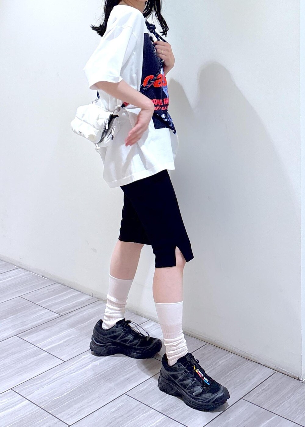 ブラック系のその他パンツ、グレー系のTシャツ/カットソー、ブラック系のスニーカーを着用したレディースの夏コーディネートの2枚目の写真