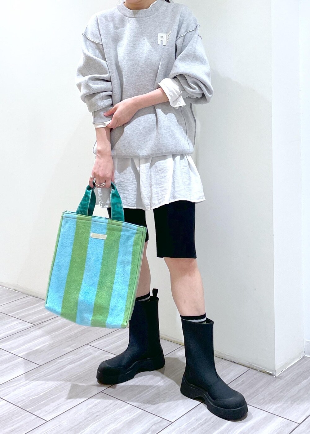 ブラック系のブーツ、ブラック系のその他パンツ、ホワイト系のシャツ/ブラウスを着用したレディースの秋コーディネートの2枚目の写真