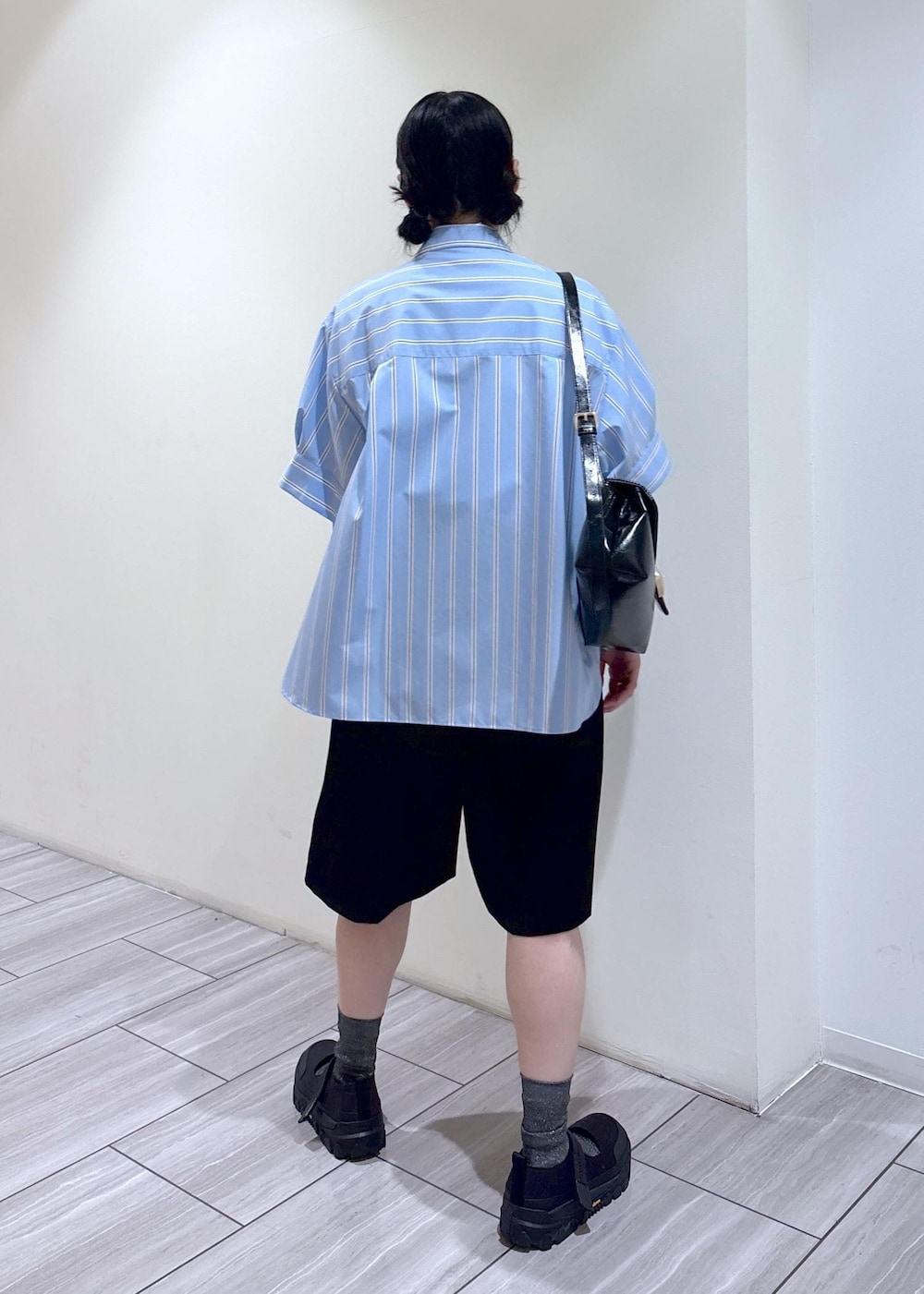 「初夏コーデ、夏コーデ、お出かけコーデ、大人カジュアル、パンツスタイル、メンズライク、ADAM ET ROPÉ、ウェーブ、イエベ秋、敏感、トップス、シャツ/ブラウス、パンツ、GAH05250、GAS05180」｜「ADAM ET ROPE'の【サステナブル】オックスハーフパンツ（その他パンツ、ブラック系）」を使った、Fujimotoさん（レディース・155cm）の夏コーディネートの4枚目の写真