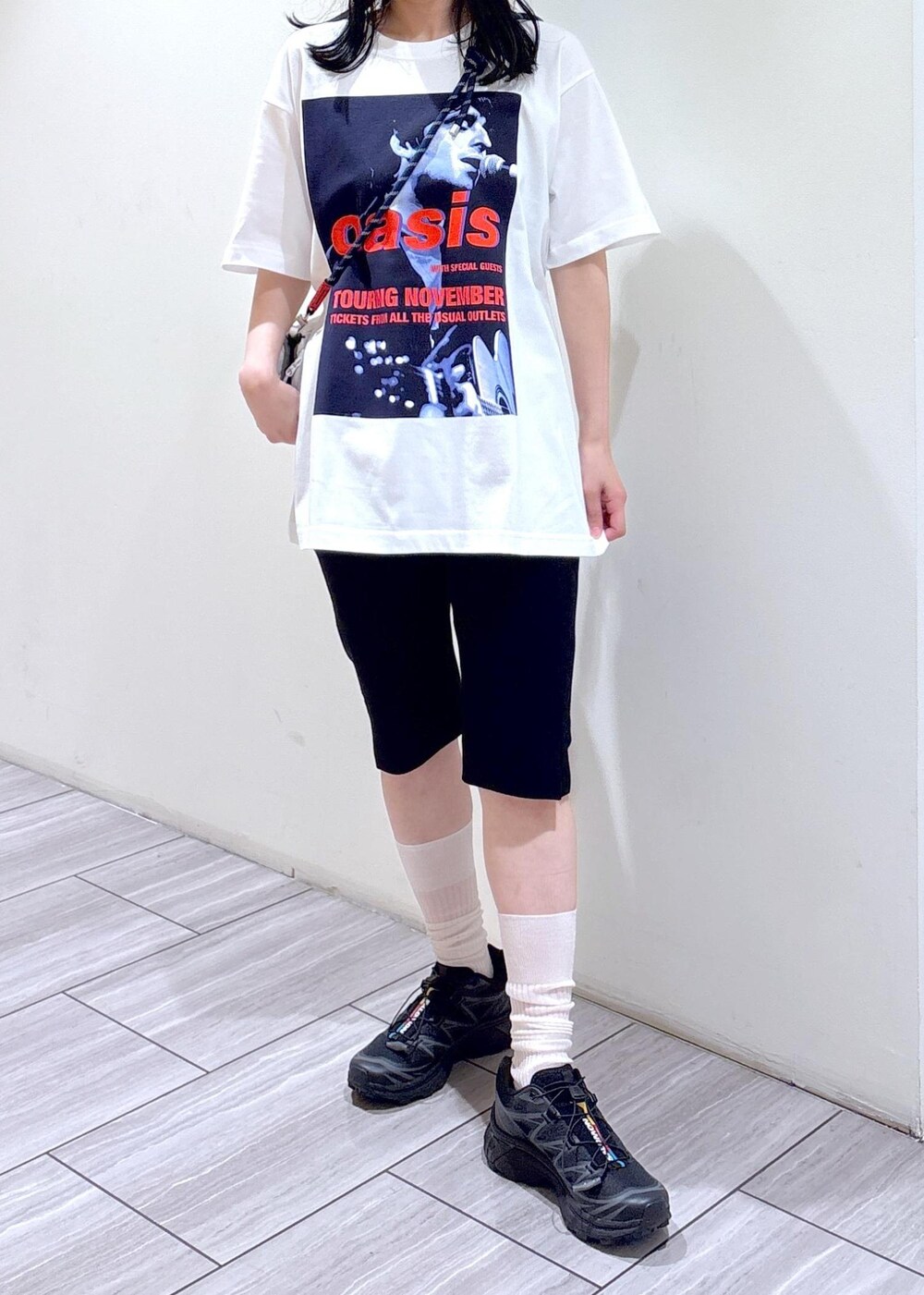 ブラック系のその他パンツ、グレー系のTシャツ/カットソー、ブラック系のスニーカーを着用したレディースの夏コーディネートの4枚目の写真