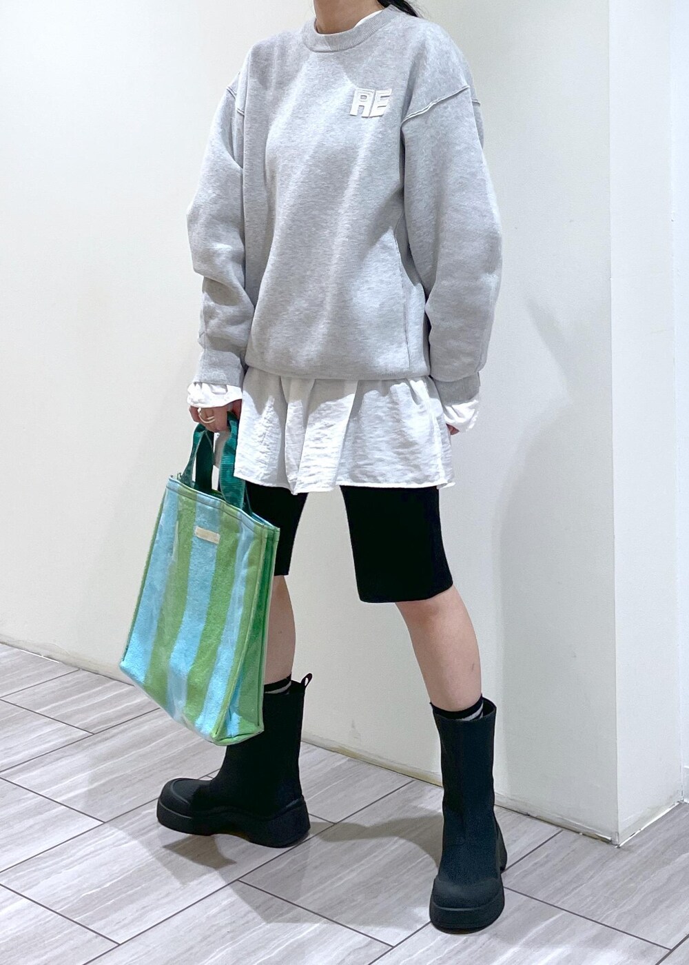 ブラック系のブーツ、ブラック系のその他パンツ、ホワイト系のシャツ/ブラウスを着用したレディースの秋コーディネートの4枚目の写真