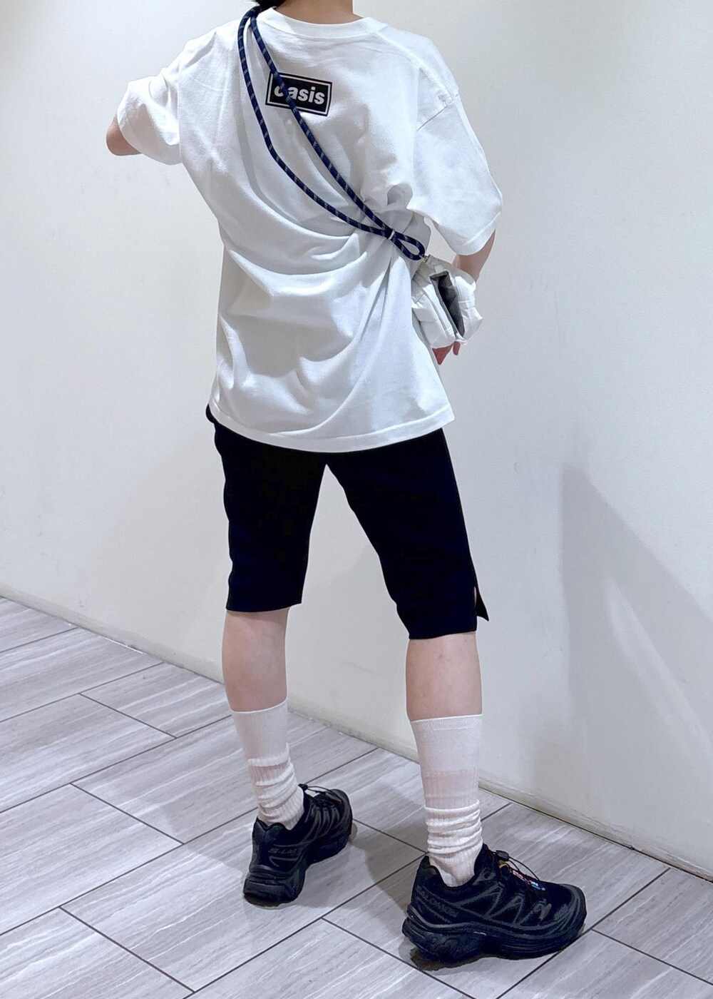 ブラック系のその他パンツ、グレー系のTシャツ/カットソー、ブラック系のスニーカーを着用したレディースの夏コーディネートの3枚目の写真