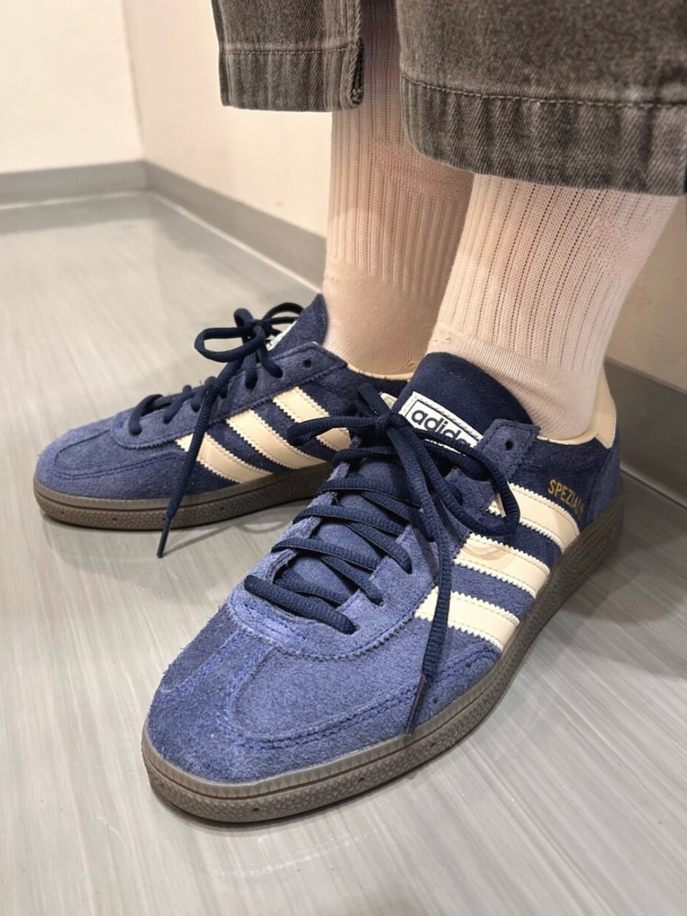 「adidas、adidas originals、アディダス、アディダスオリジナルス、スニーカー、Tシャツ、ポロシャツ、デニム、スペツィアル、バック」｜「adidasのアディカラー XS バッグ　/ アディダスオリジナルス adidas Originals（ショルダーバッグ、ブラック系）」を使った、HYさん（骨格ウェーブ・レディース・163cm）の夏コーディネートの5枚目の写真
