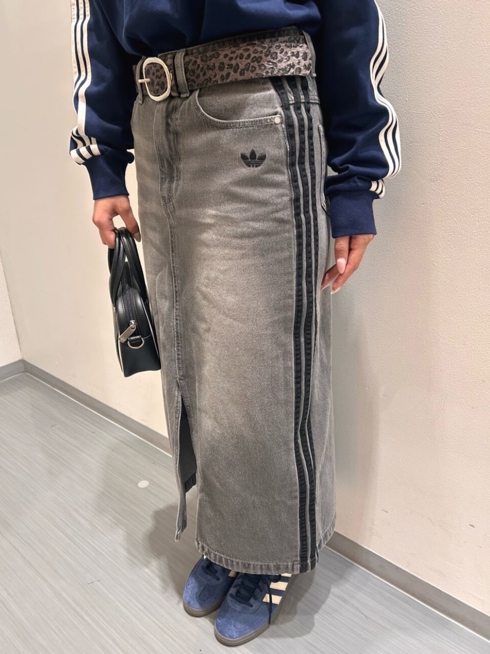 「adidas、adidas originals、アディダス、アディダスオリジナルス、スニーカー、Tシャツ、ポロシャツ、デニム、スペツィアル、バック」｜「adidasのアディカラー XS バッグ　/ アディダスオリジナルス adidas Originals（ショルダーバッグ、ブラック系）」を使った、HYさん（骨格ウェーブ・レディース・163cm）の夏コーディネートの4枚目の写真