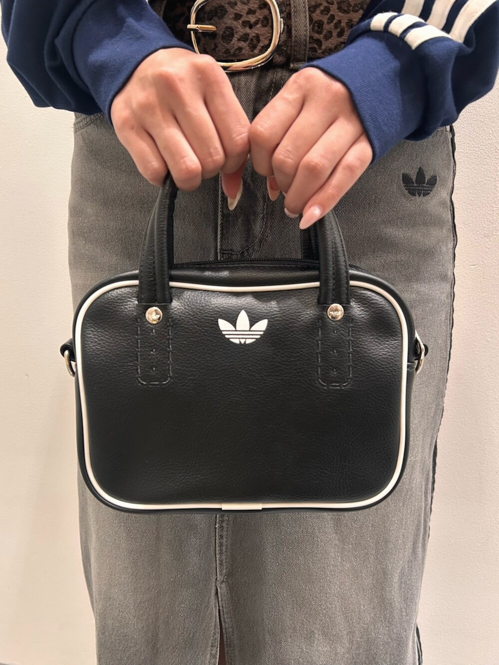 「adidas、adidas originals、アディダス、アディダスオリジナルス、スニーカー、Tシャツ、ポロシャツ、デニム、スペツィアル、バック」｜「adidasのアディカラー XS バッグ　/ アディダスオリジナルス adidas Originals（ショルダーバッグ、ブラック系）」を使った、HYさん（骨格ウェーブ・レディース・163cm）の夏コーディネートの6枚目の写真
