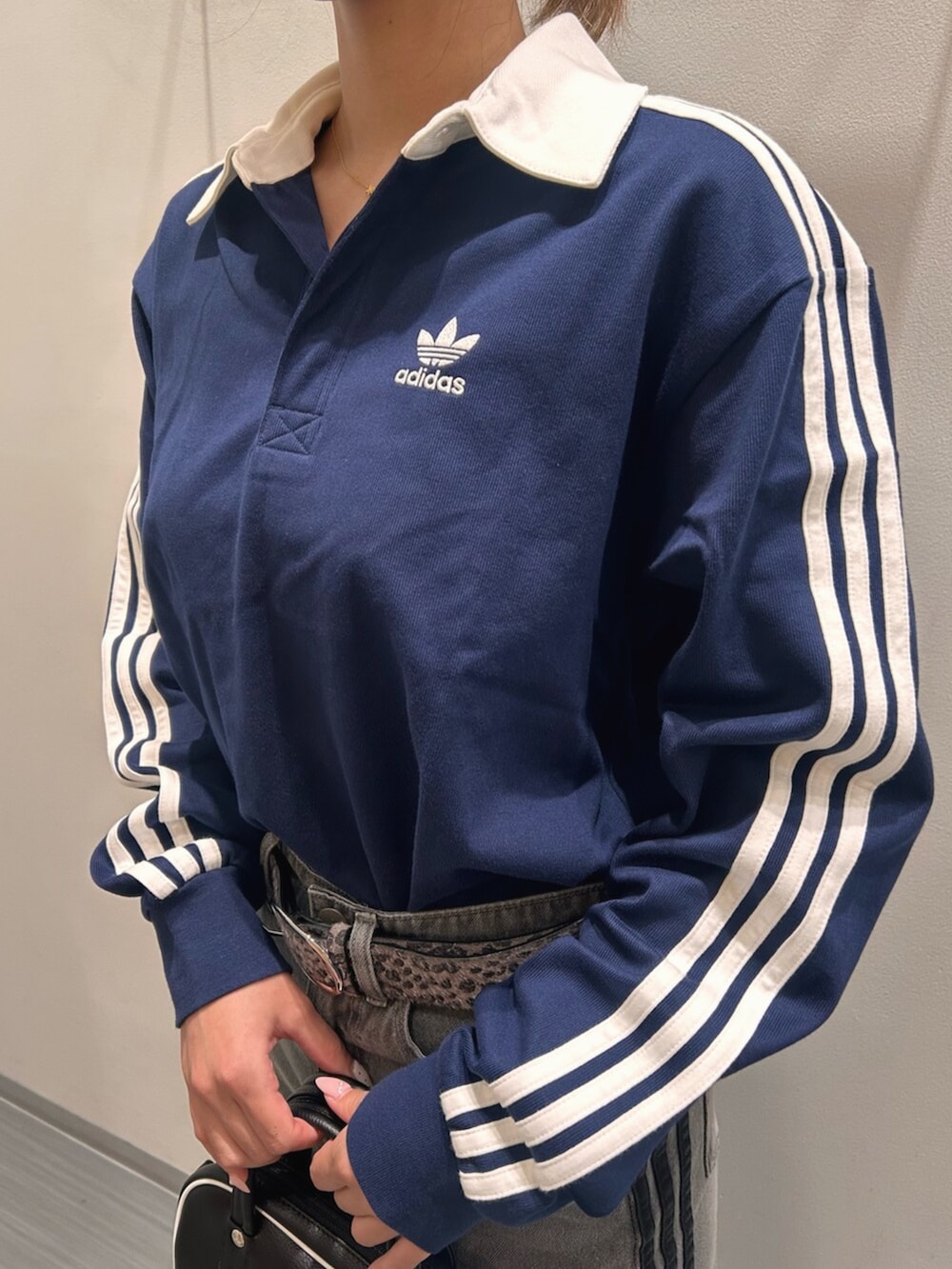 「adidas、adidas originals、アディダス、アディダスオリジナルス、スニーカー、Tシャツ、ポロシャツ、デニム、スペツィアル、バック」｜「adidasのアディカラー XS バッグ　/ アディダスオリジナルス adidas Originals（ショルダーバッグ、ブラック系）」を使った、HYさん（骨格ウェーブ・レディース・163cm）の夏コーディネートの3枚目の写真