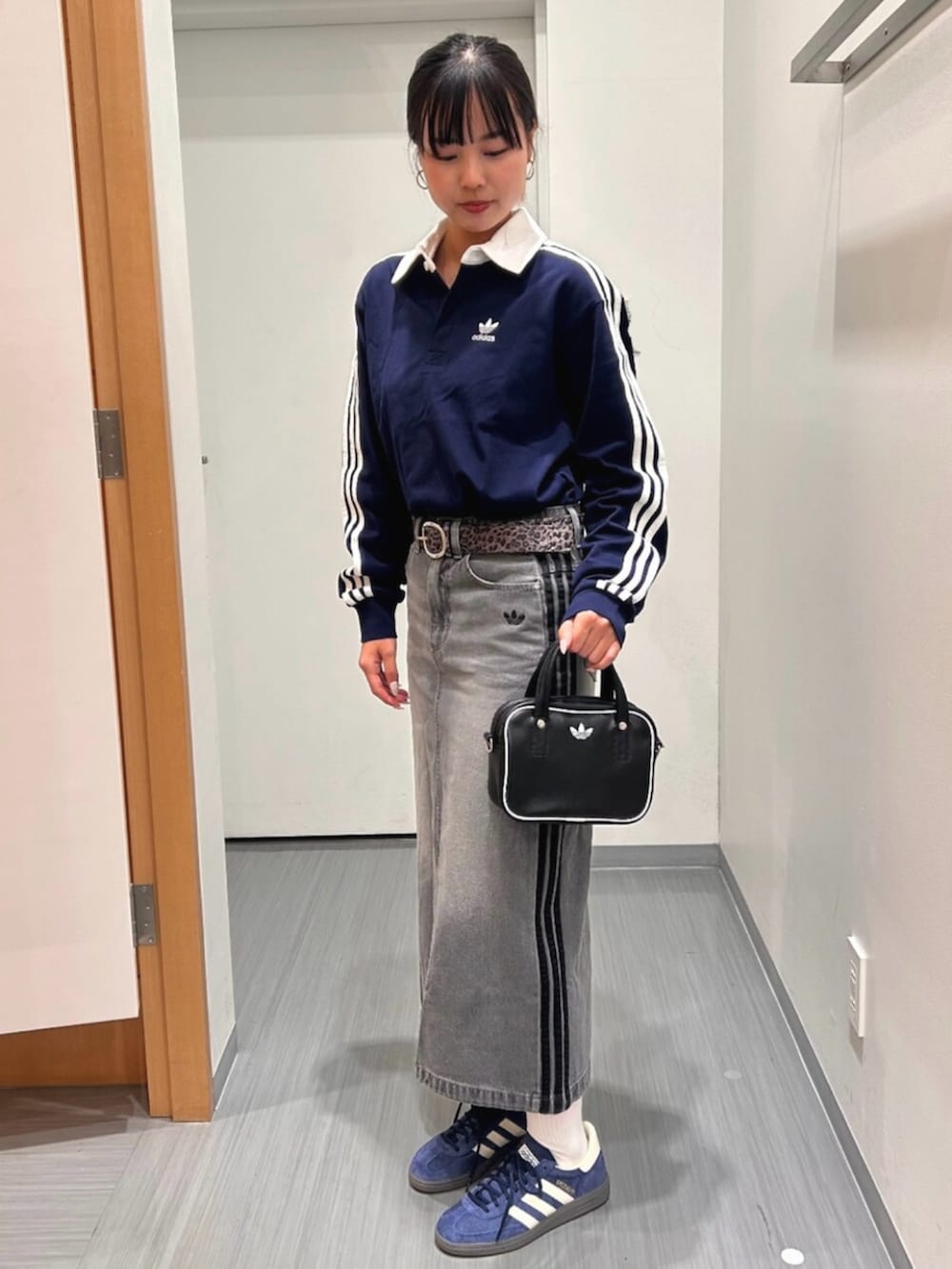 「adidas、adidas originals、アディダス、アディダスオリジナルス、スニーカー、Tシャツ、ポロシャツ、デニム、スペツィアル、バック」｜「adidasのアディカラー XS バッグ　/ アディダスオリジナルス adidas Originals（ショルダーバッグ、ブラック系）」を使った、HYさん（骨格ウェーブ・レディース・163cm）の夏コーディネートの2枚目の写真